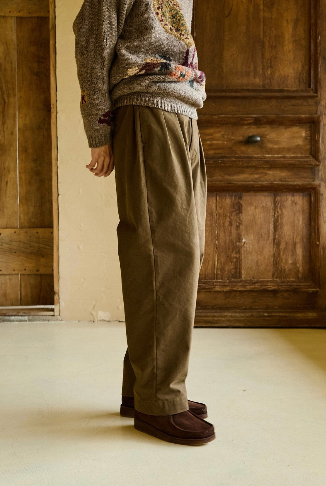 USAGE Pleated Cotton Twill Chinos in Olive - On Model