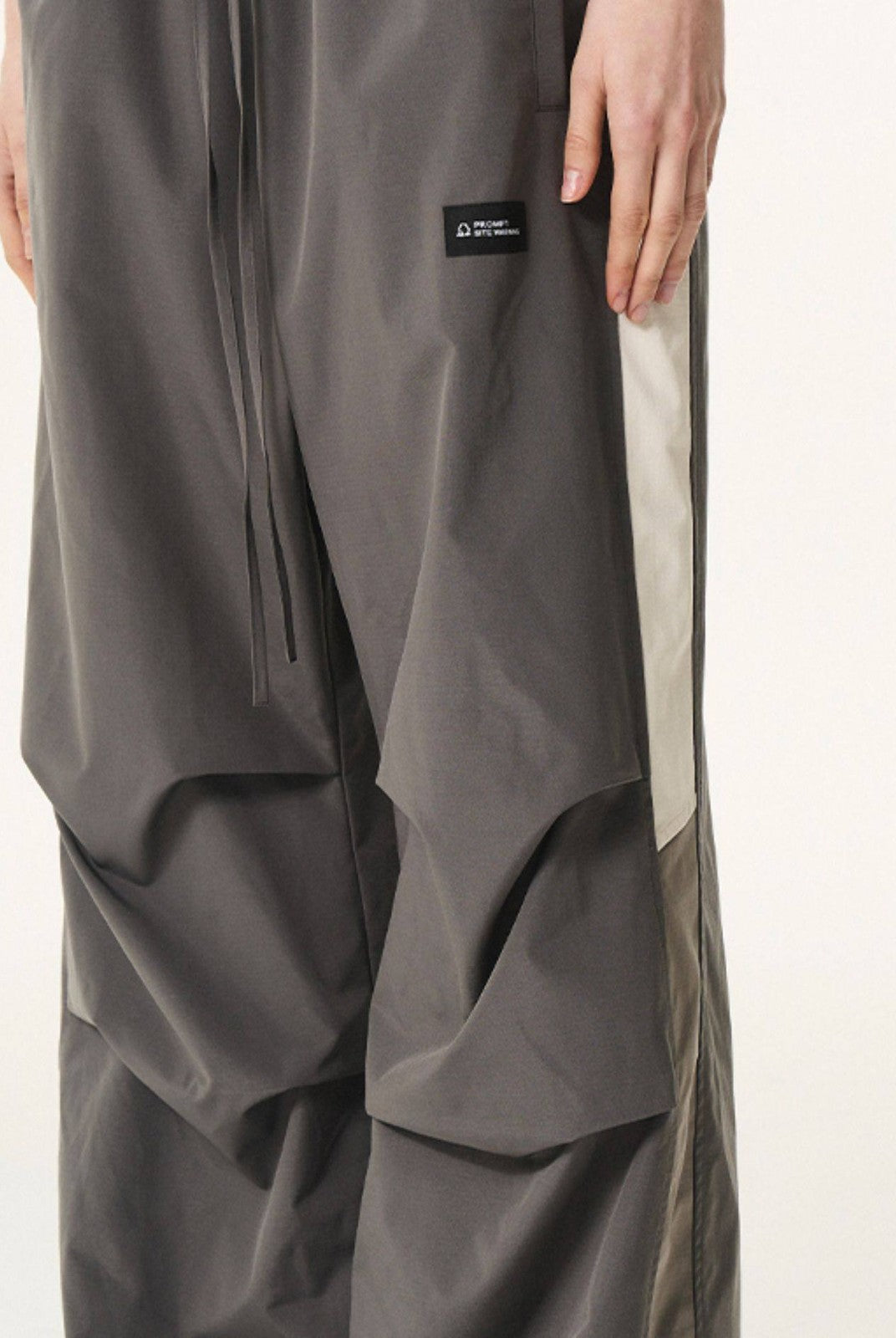 BLINDNOPLAN Contrast Panel Pleated Parachute Pants in Gray - On Model