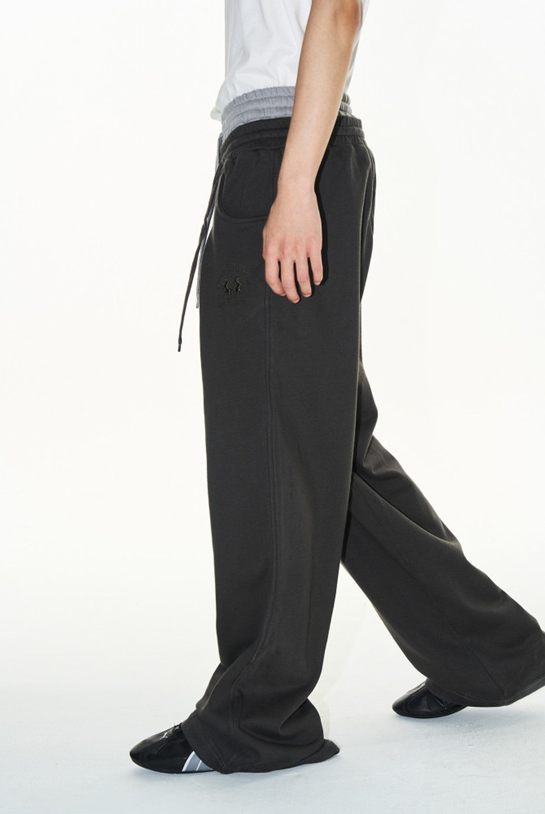 BLINDNOPLAN Double Waistband Pleated Sweatpants in Dark Gray - On Male Model