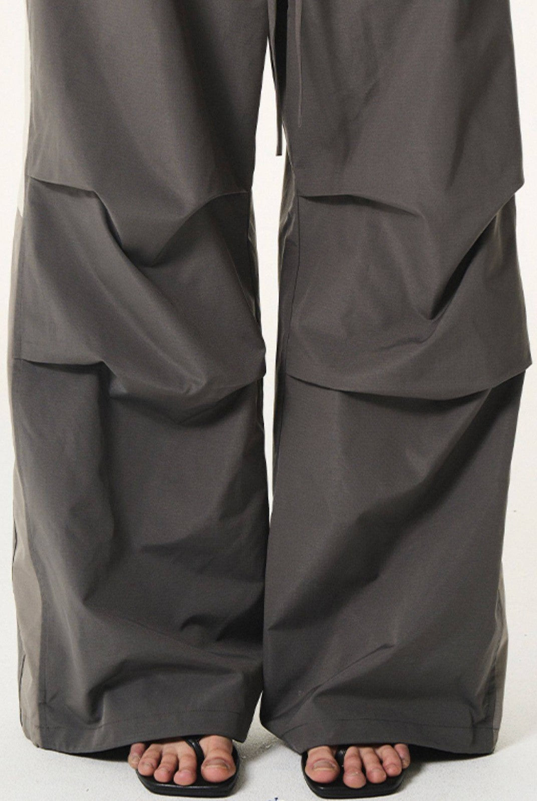 BLINDNOPLAN Contrast Panel Pleated Parachute Pants in Gray - On Model