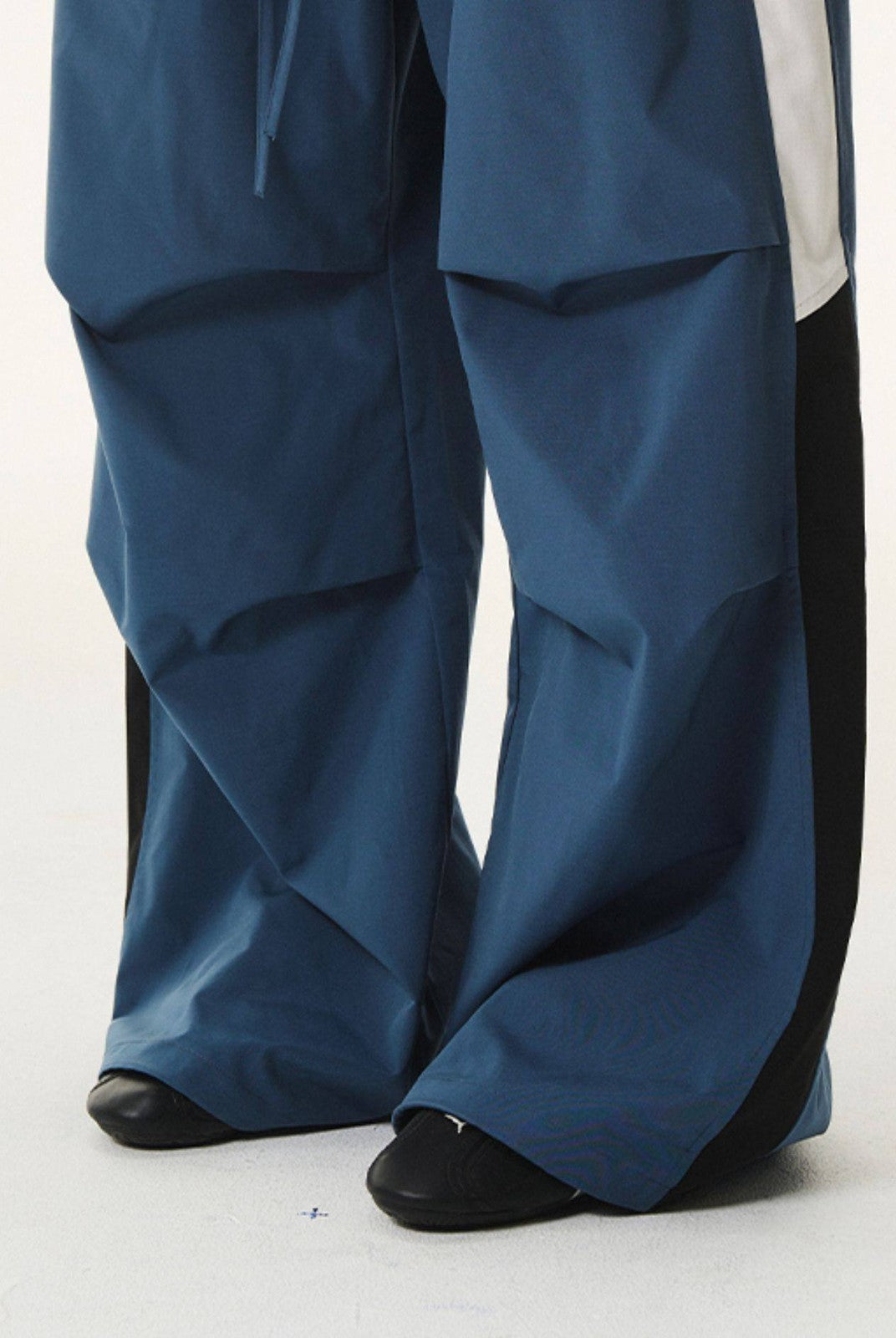 BLINDNOPLAN Contrast Panel Pleated Parachute Pants in Blue - On Model