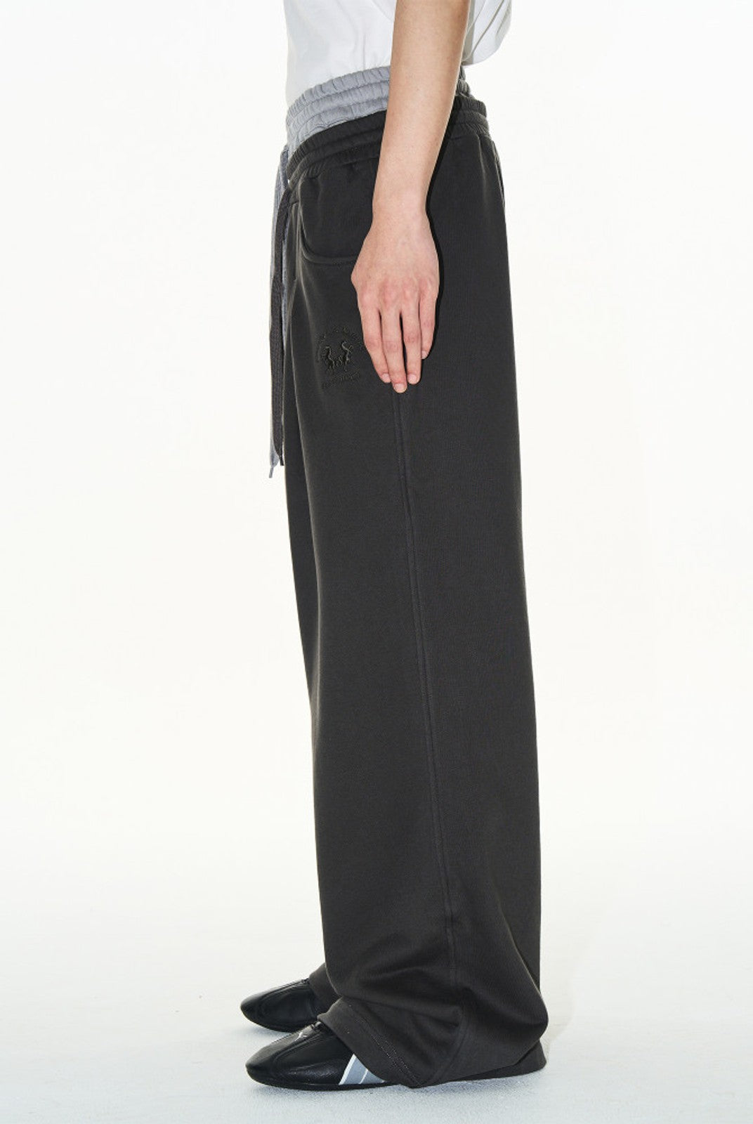 BLINDNOPLAN Double Waistband Pleated Sweatpants in Dark Gray - On Model