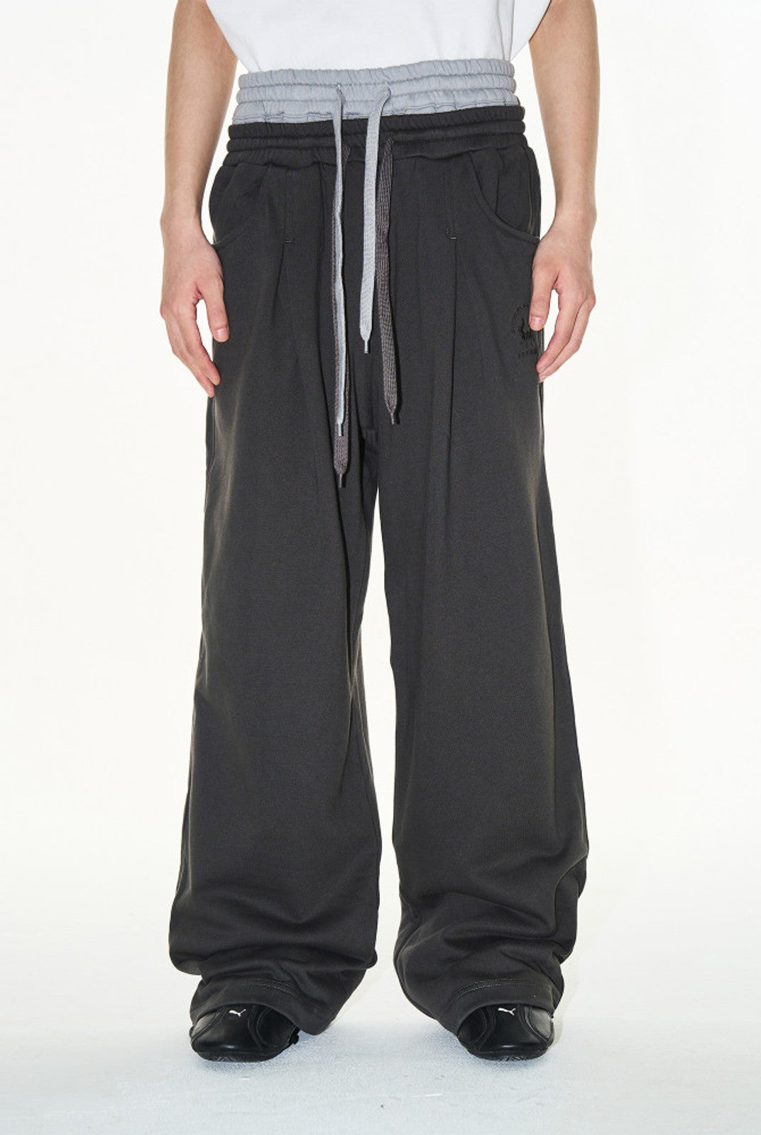 BLINDNOPLAN Double Waistband Pleated Sweatpants in Dark Gray - On Model