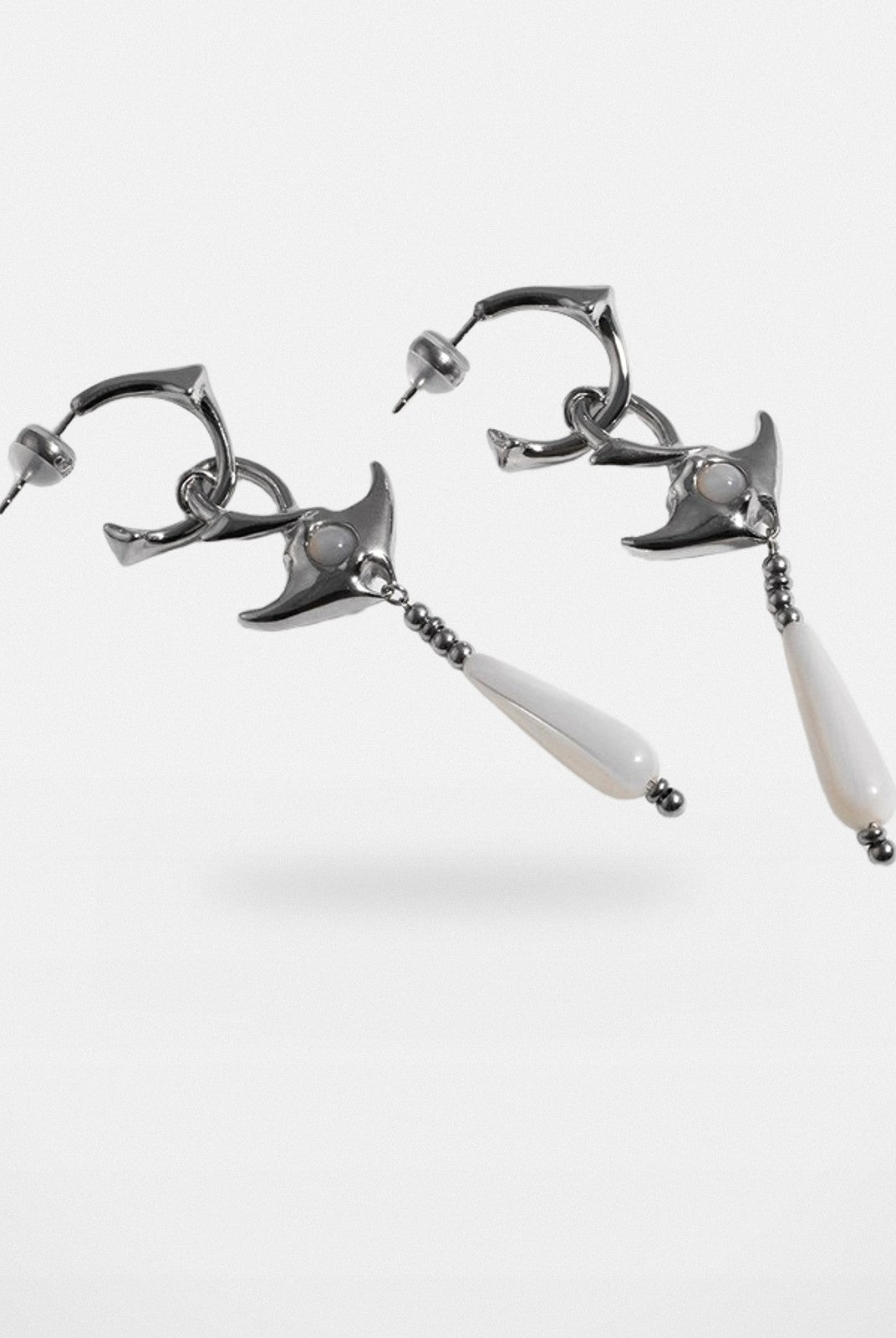 BLACKHEAD Manta Ray Mother of Pearl Drop Earrings in Silver