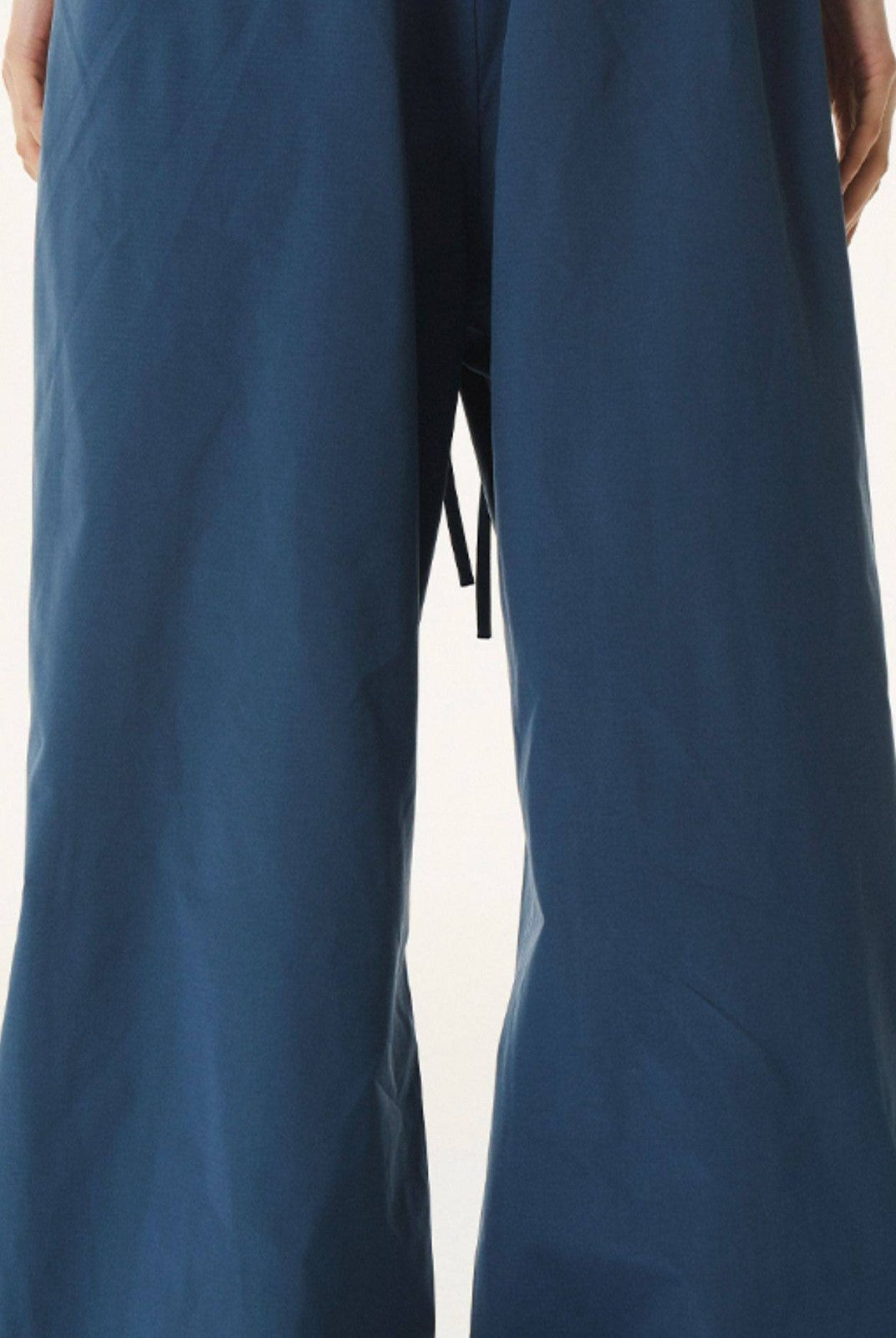 BLINDNOPLAN Contrast Panel Pleated Parachute Pants in Blue - On Model