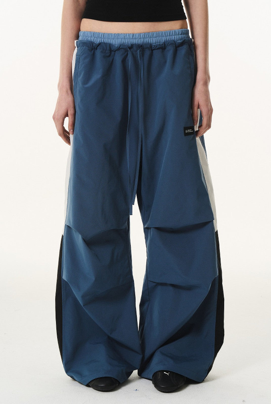 BLINDNOPLAN Contrast Panel Pleated Parachute Pants in Blue - On Model