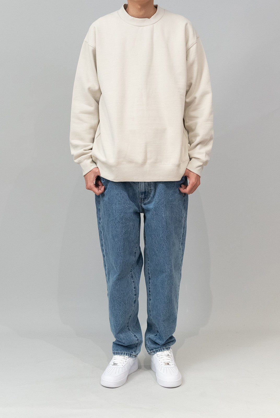 SOD Baggy Tapered Washed Jeans in Denim - On Male Model