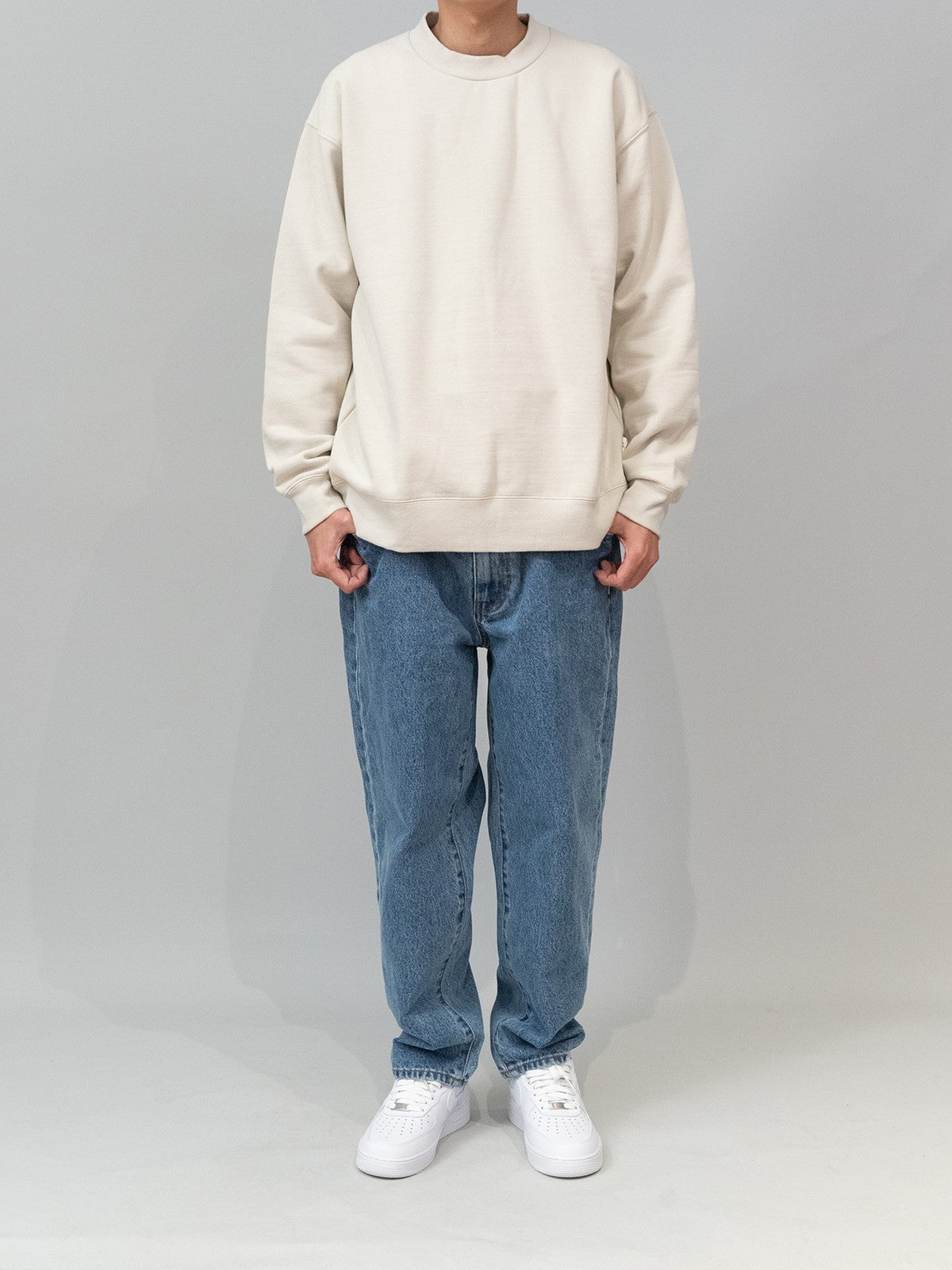 SOD Baggy Tapered Washed Jeans in Denim - On Male Model