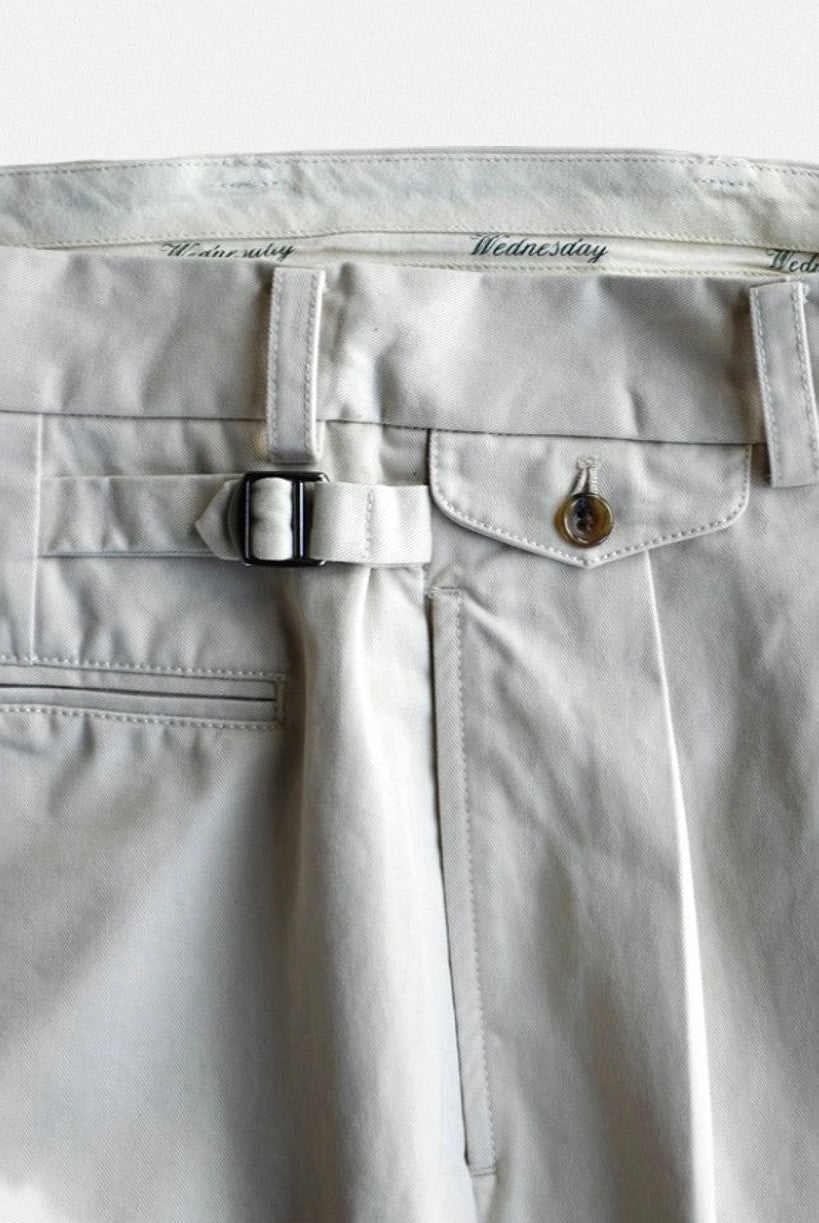 USAGE Pleated Cotton Twill Chinos in White - Detail