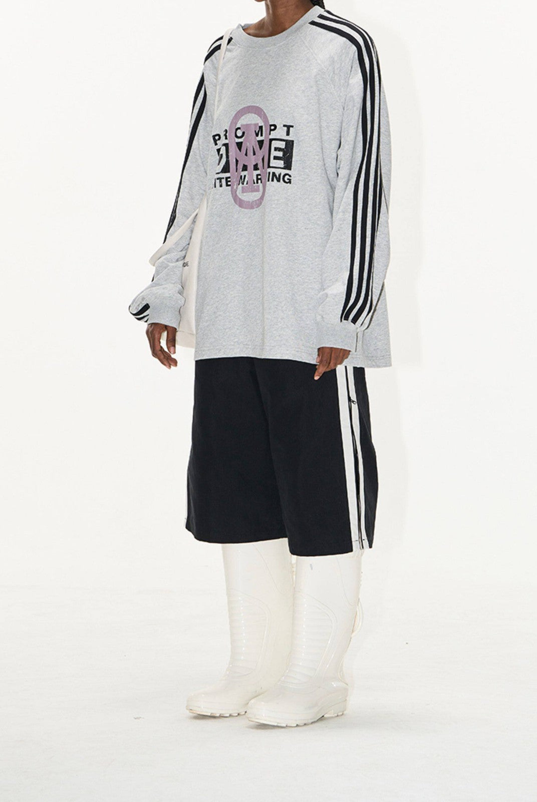 BLINDNOPLAN Color Block Graphic Raglan Sweatshirt in Gray - On Female Model