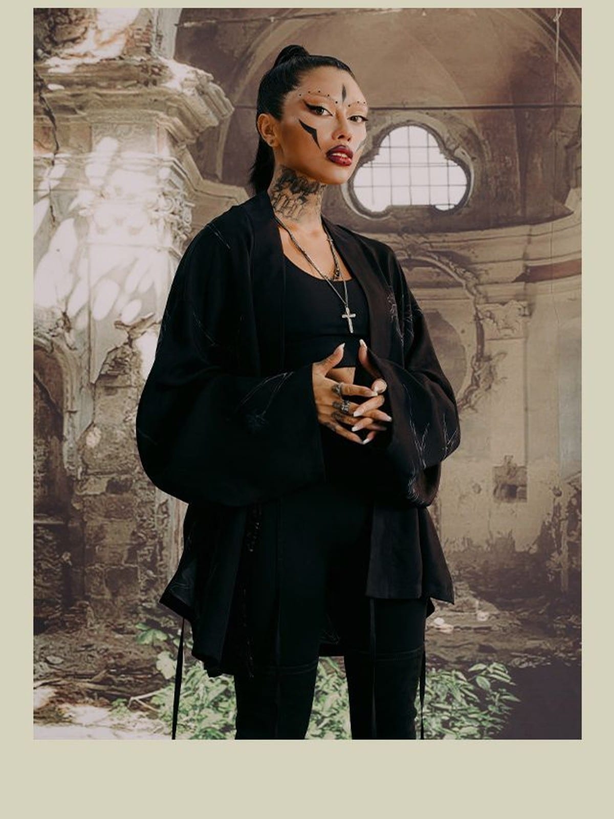 D5ove Graphic Print Kimono Jacket in Black - On Female Model