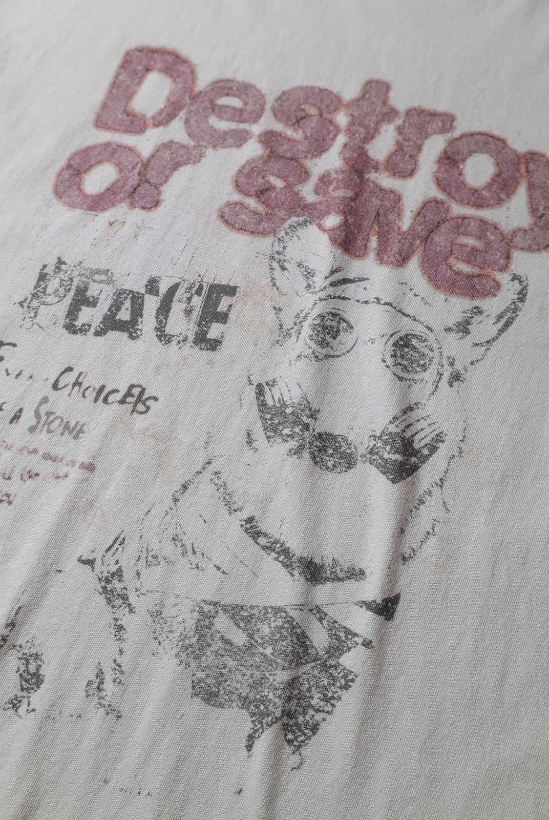 D5ove Vintage Peace Puppy Print T Shirt in White - Detail