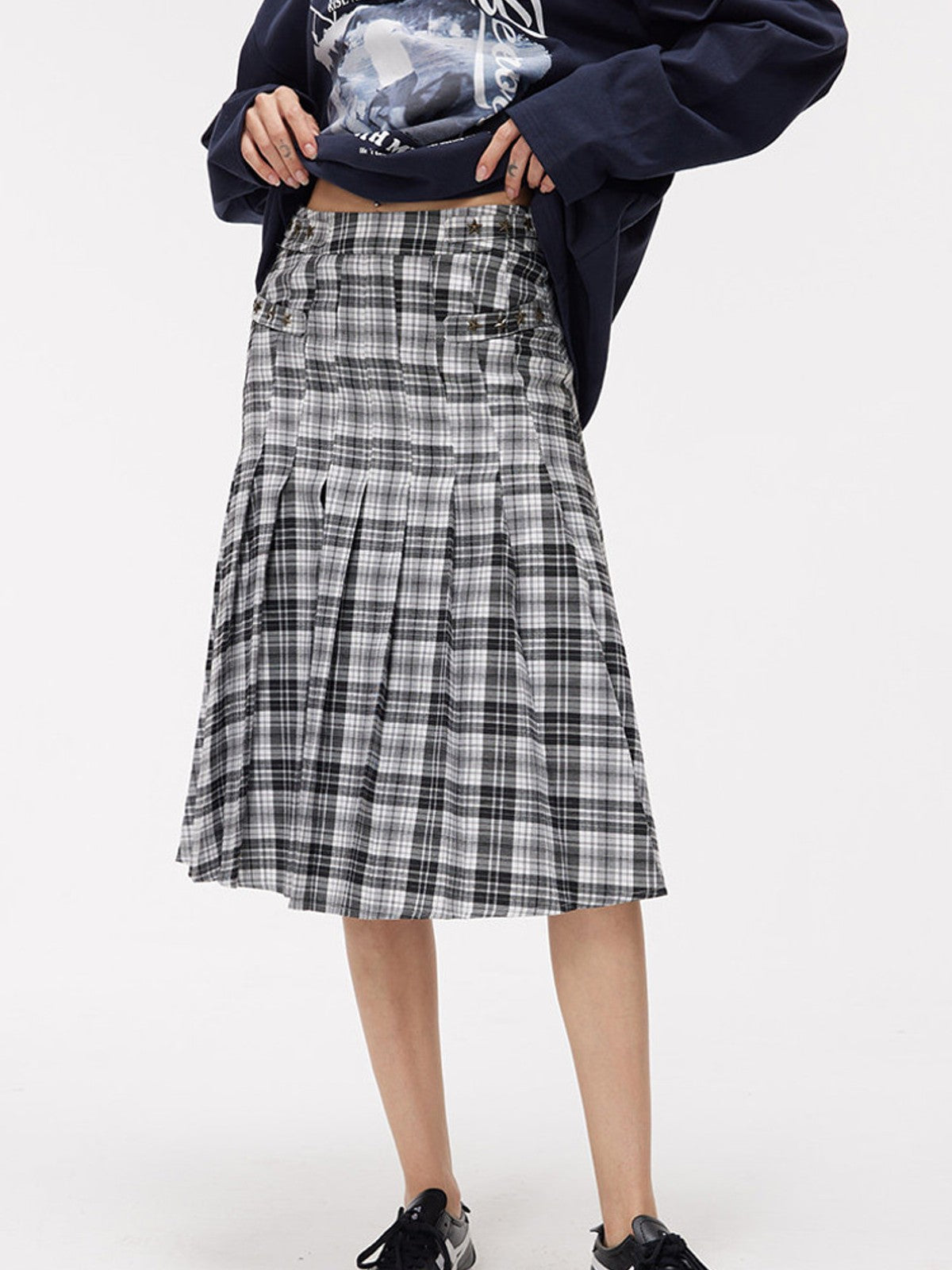 BEERBRO Star Stud Plaid Pleated Midi Skirt in Gray - On Model