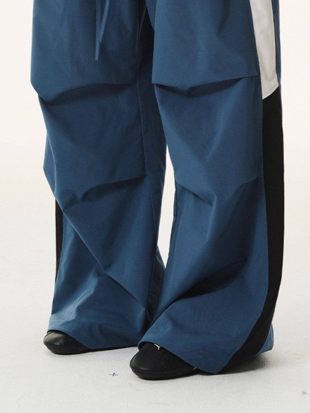 BLINDNOPLAN Contrast Panel Pleated Parachute Pants in Blue - On Model