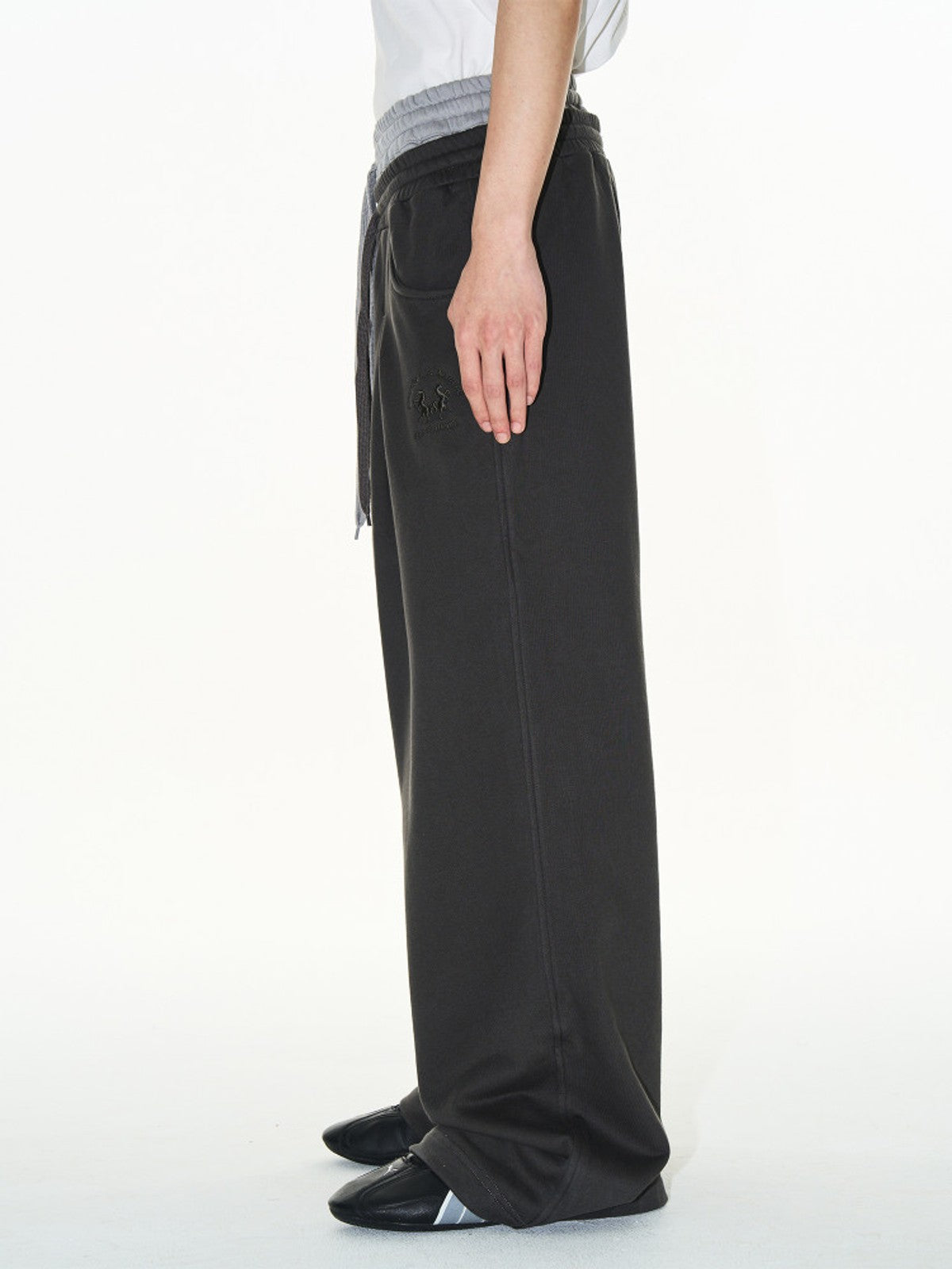BLINDNOPLAN Double Waistband Pleated Sweatpants in Dark Gray - On Model