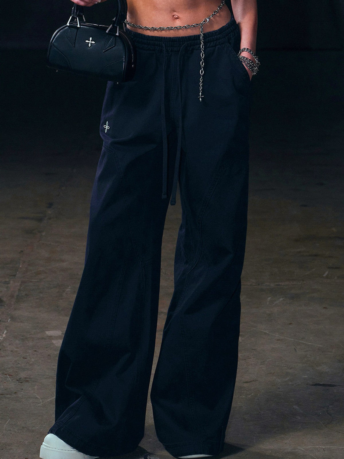 SMFK Wide Leg Cotton Cargo Sweatpants in Black - On Female Model
