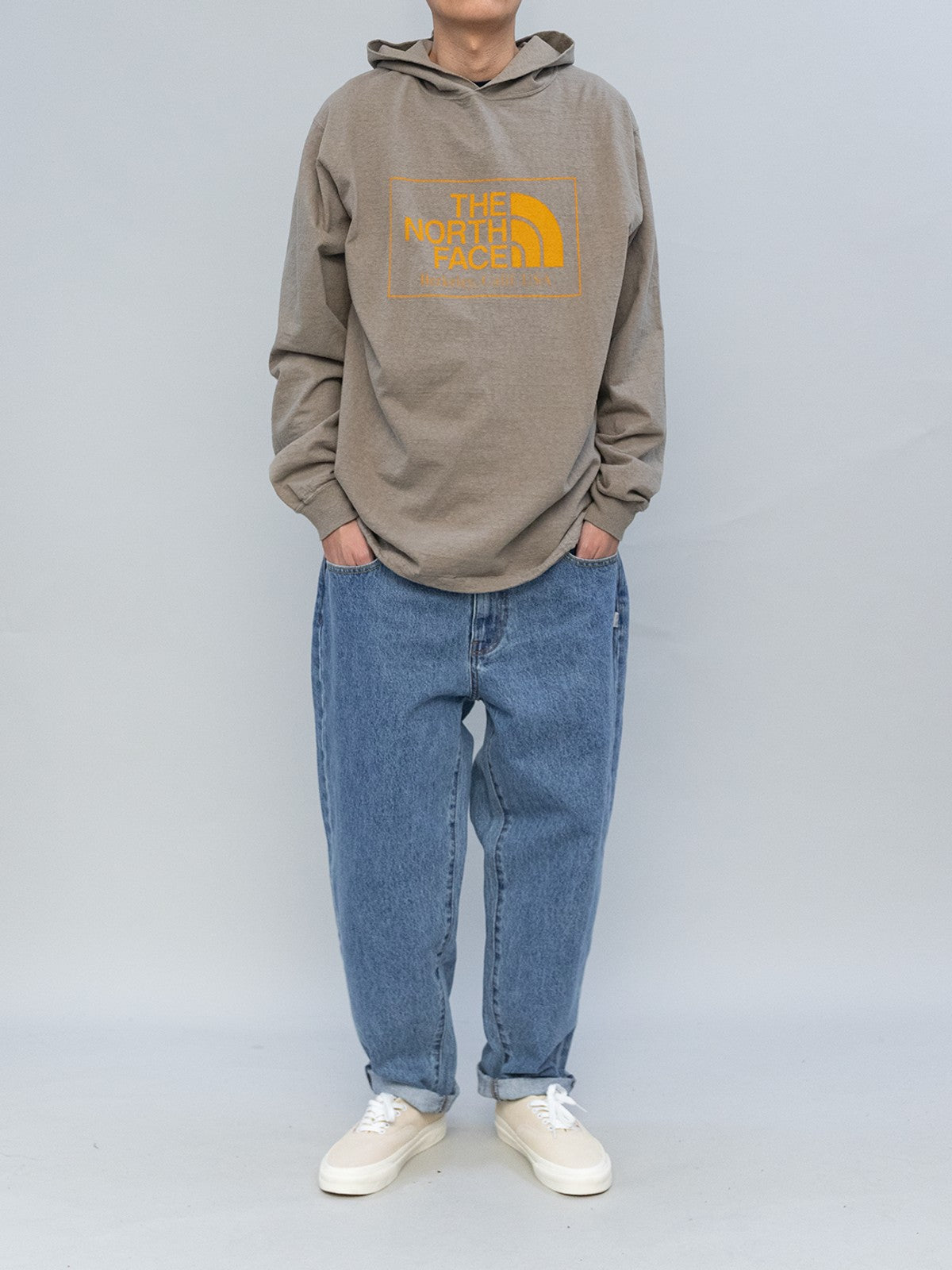 SOD Baggy Tapered Washed Jeans in Denim - On Male Model