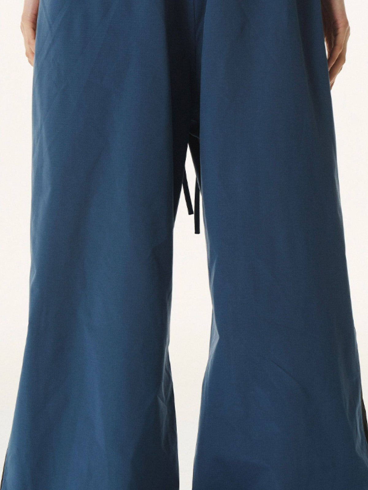 BLINDNOPLAN Contrast Panel Pleated Parachute Pants in Blue - On Model