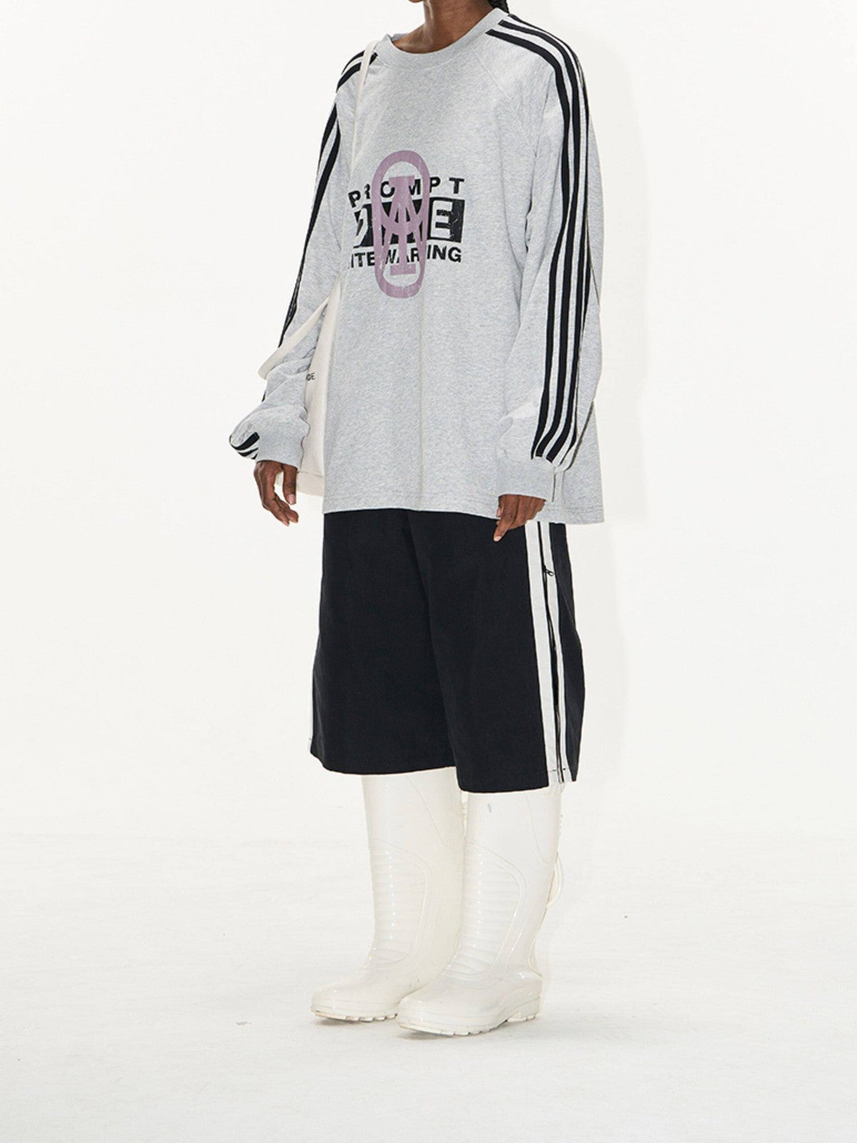 BLINDNOPLAN Color Block Graphic Raglan Sweatshirt in Gray - On Female Model