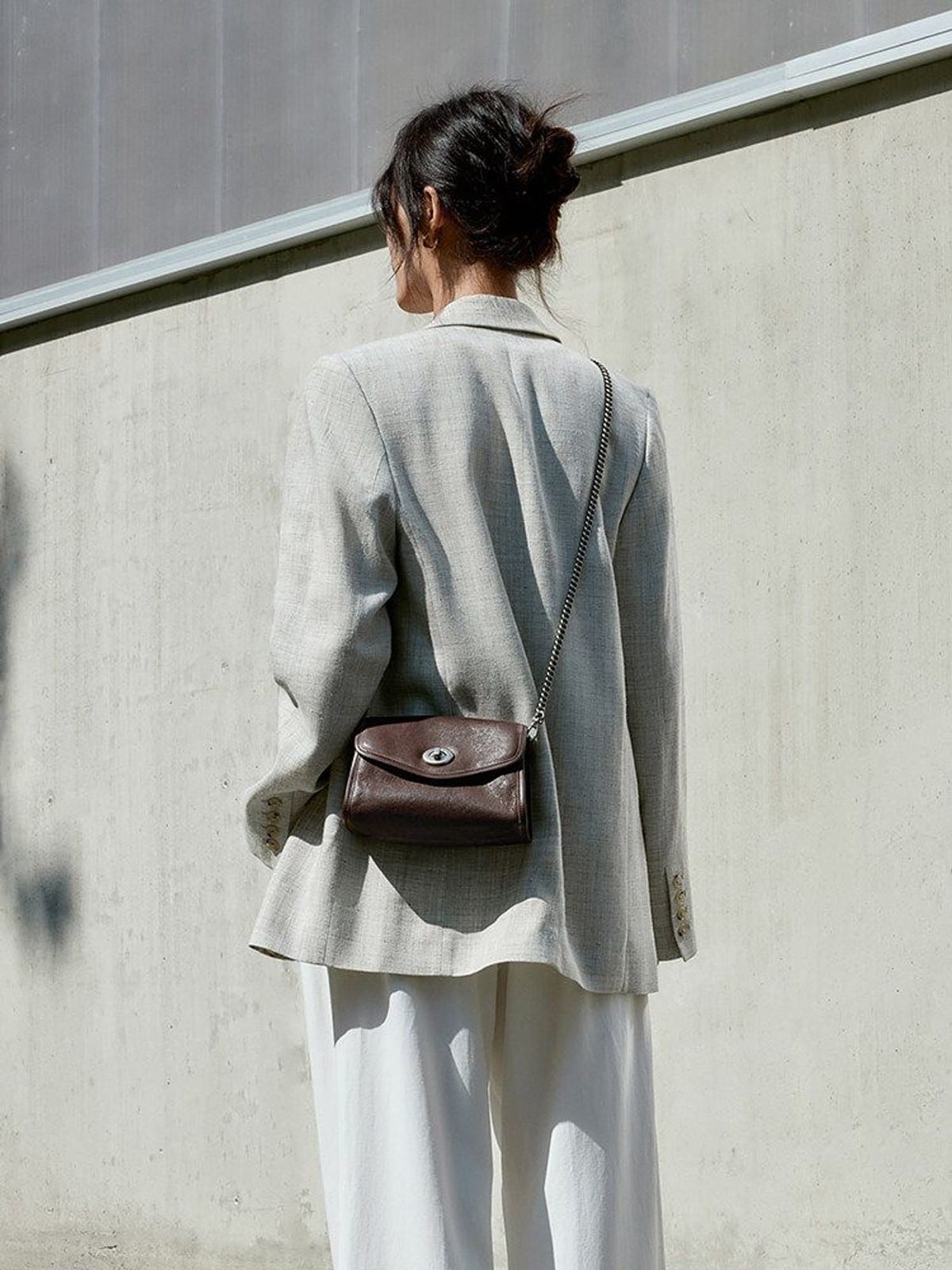 QIUZHEN Vintage Leather Envelope Crossbody in Dark Brown - On Female Model