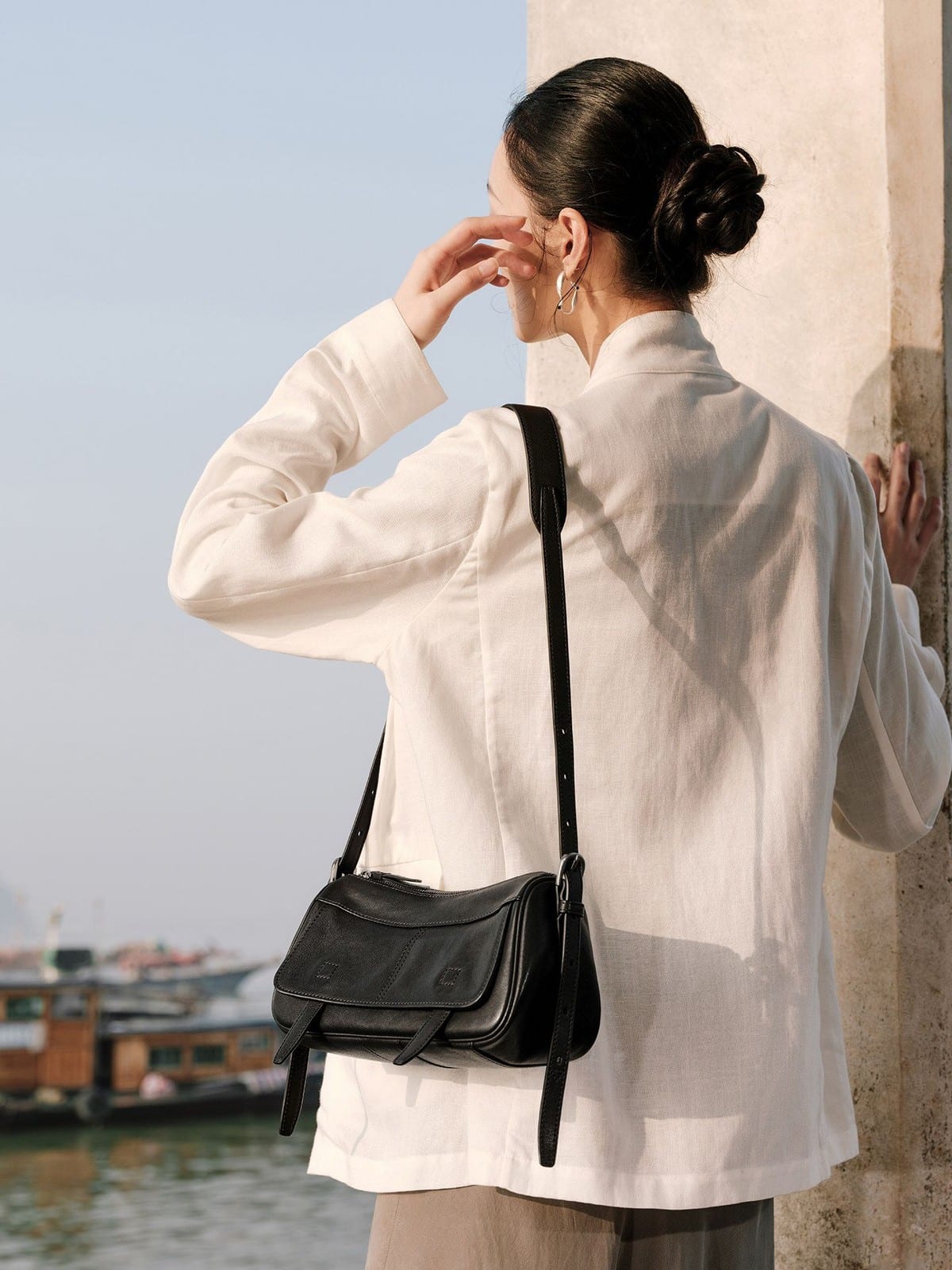 QIUZHEN Vegetable Tanned Leather Camera Bag in Black - On Female Model