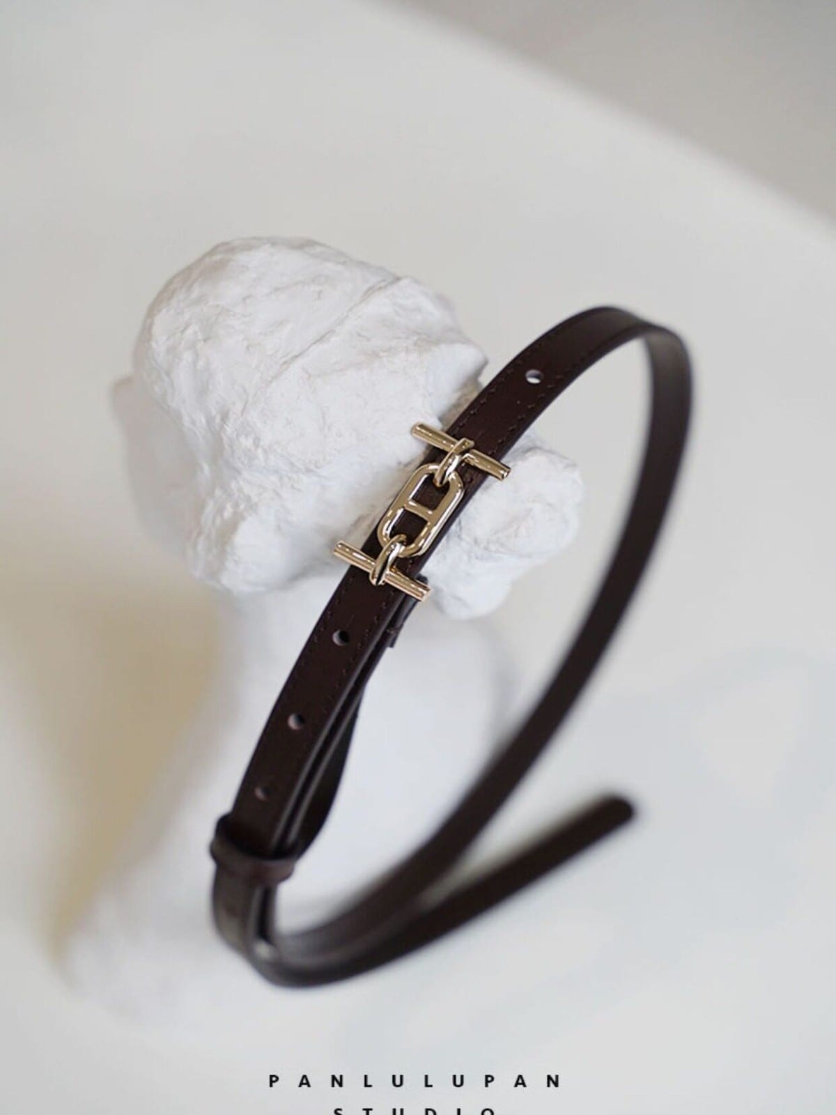 PANLULUPAN Minimalist Top Grain Leather Skinny Belt in Brown - Detail