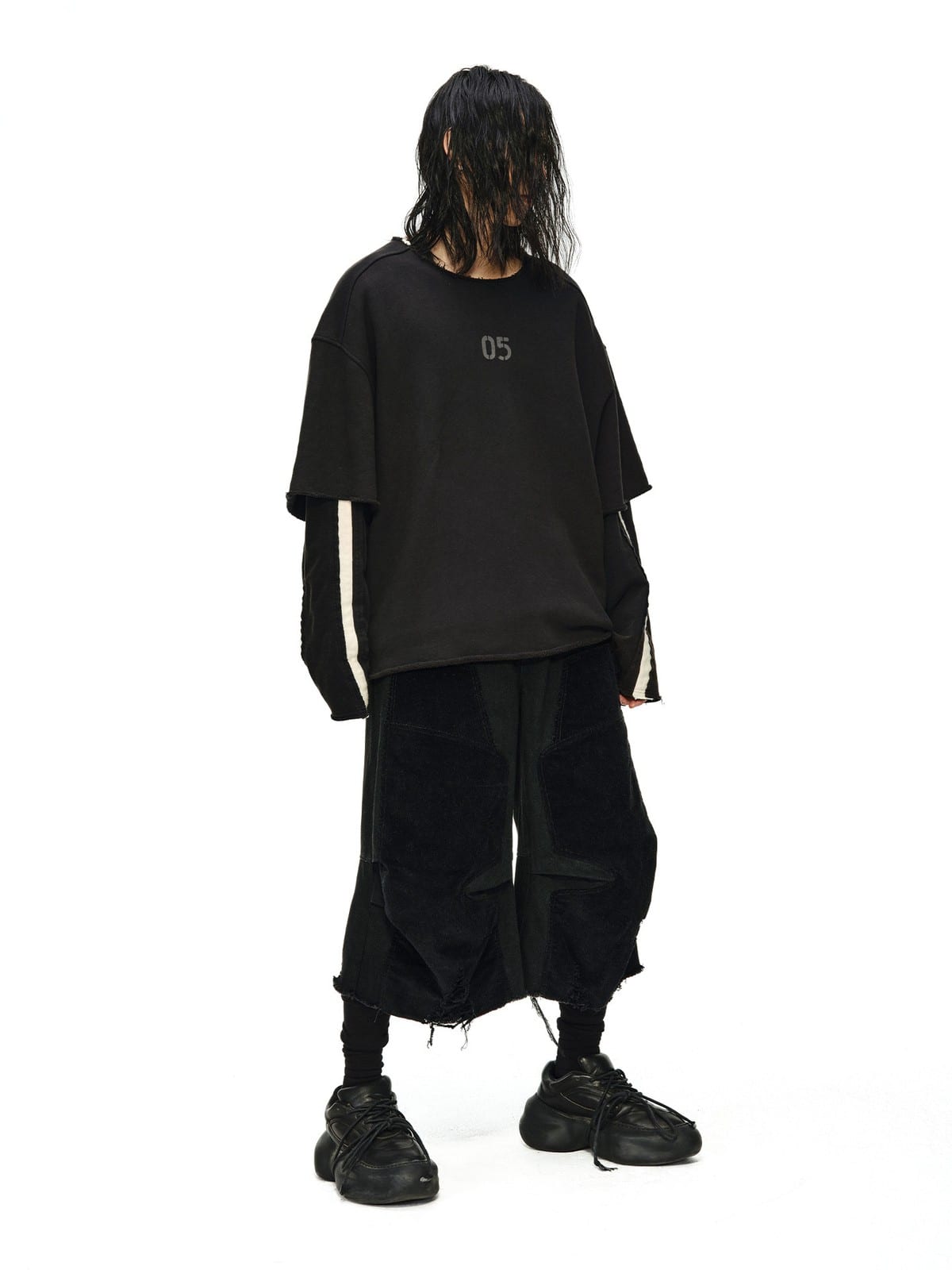 D5ove Heavyweight Boxy Cotton T Shirt in Black - On Model