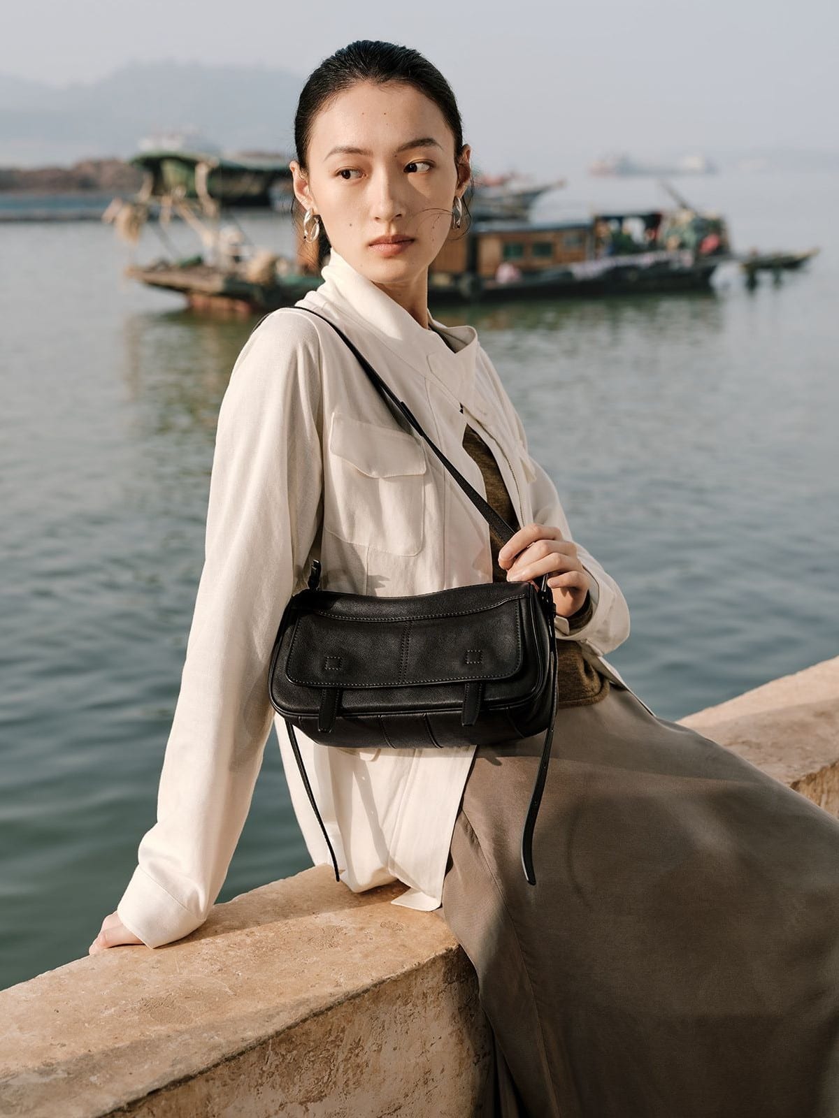 QIUZHEN Vegetable Tanned Leather Camera Bag in Black - On Female Model