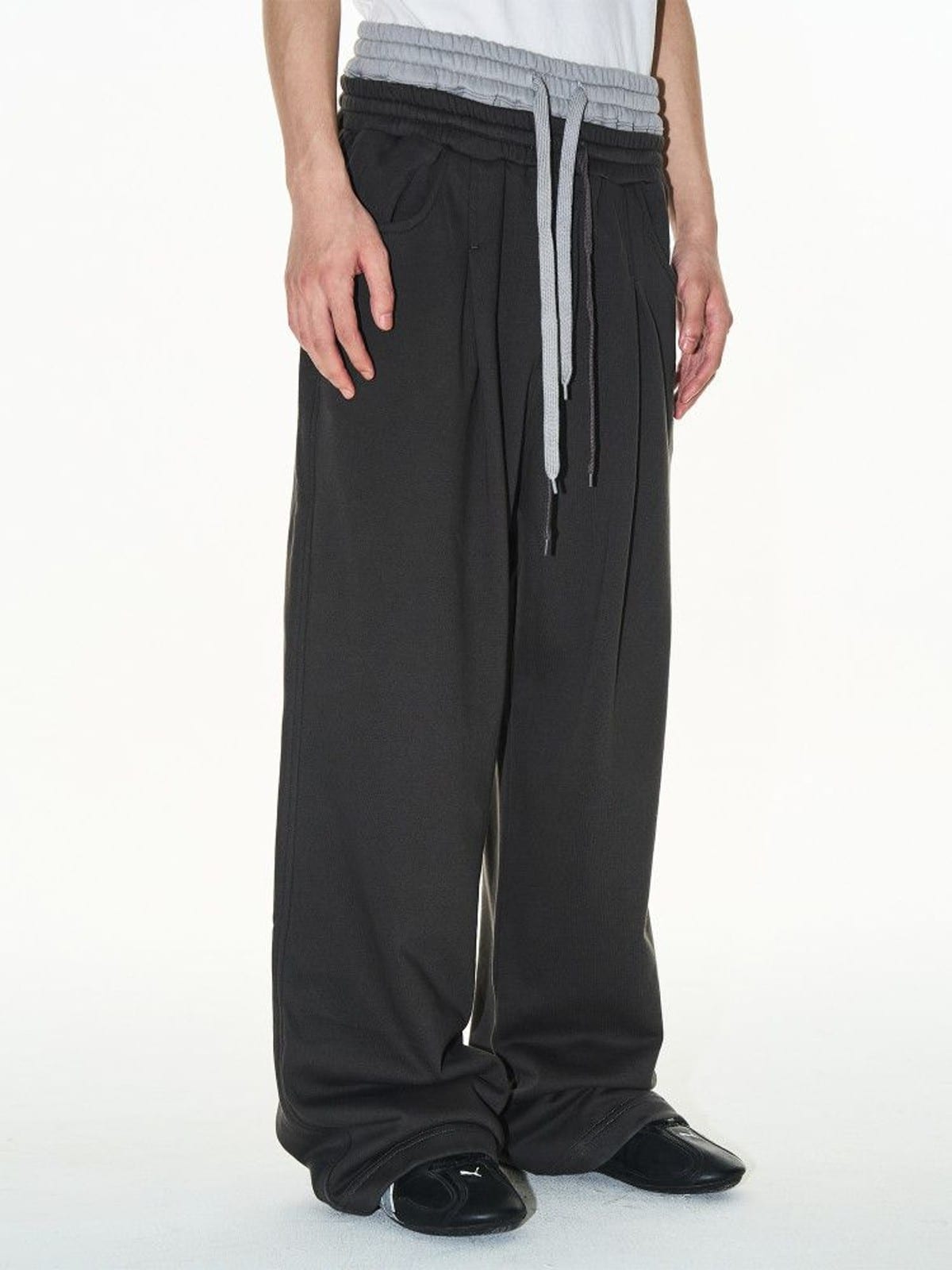 BLINDNOPLAN Double Waistband Pleated Sweatpants in Dark Gray - On Male Model