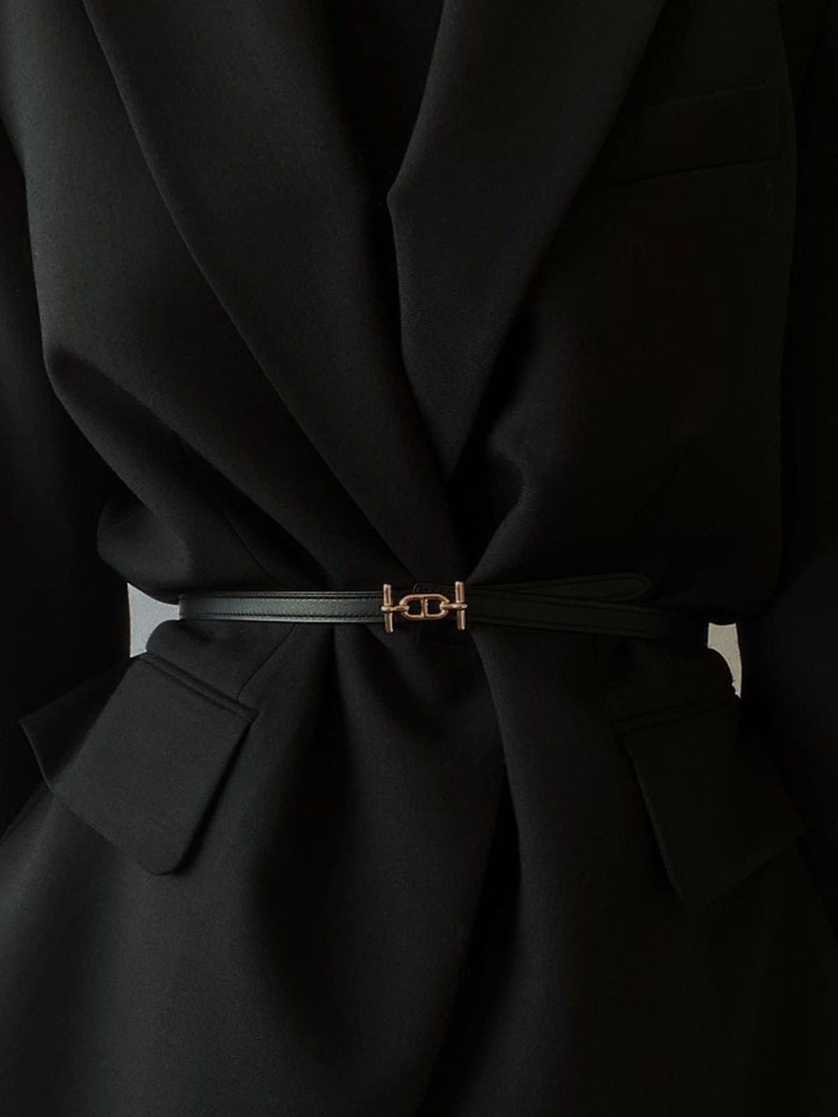 PANLULUPAN Minimalist Top Grain Leather Skinny Belt in Black - On Model