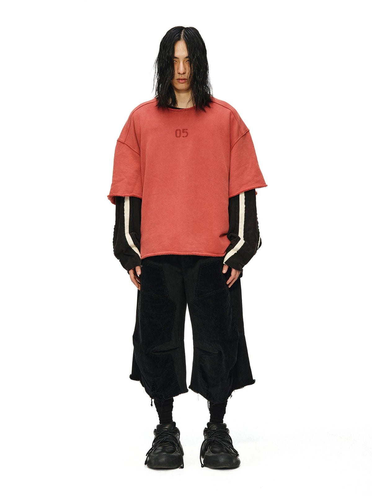 D5ove Heavyweight Boxy Cotton T Shirt in Burgundy - On Male Model