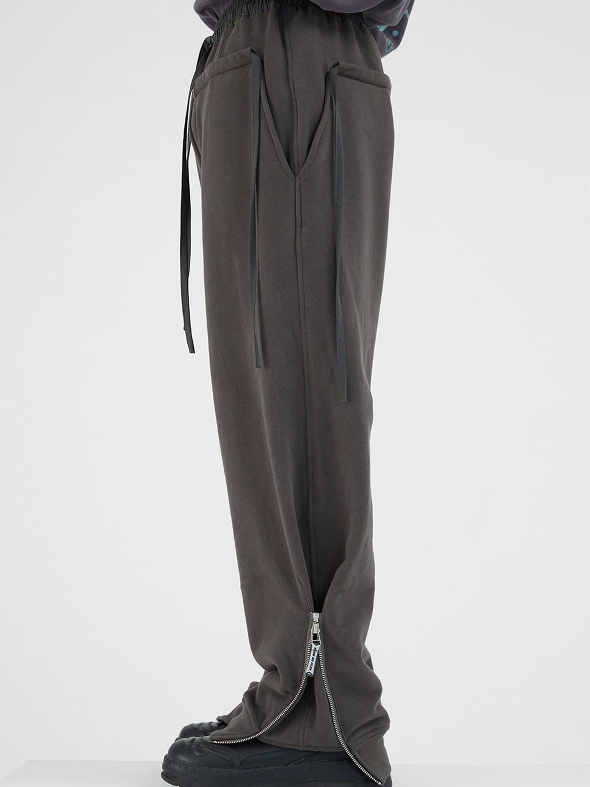 BLINDNOPLAN Adjustable Zip Hem Cotton Sweatpants in Gray - On Model