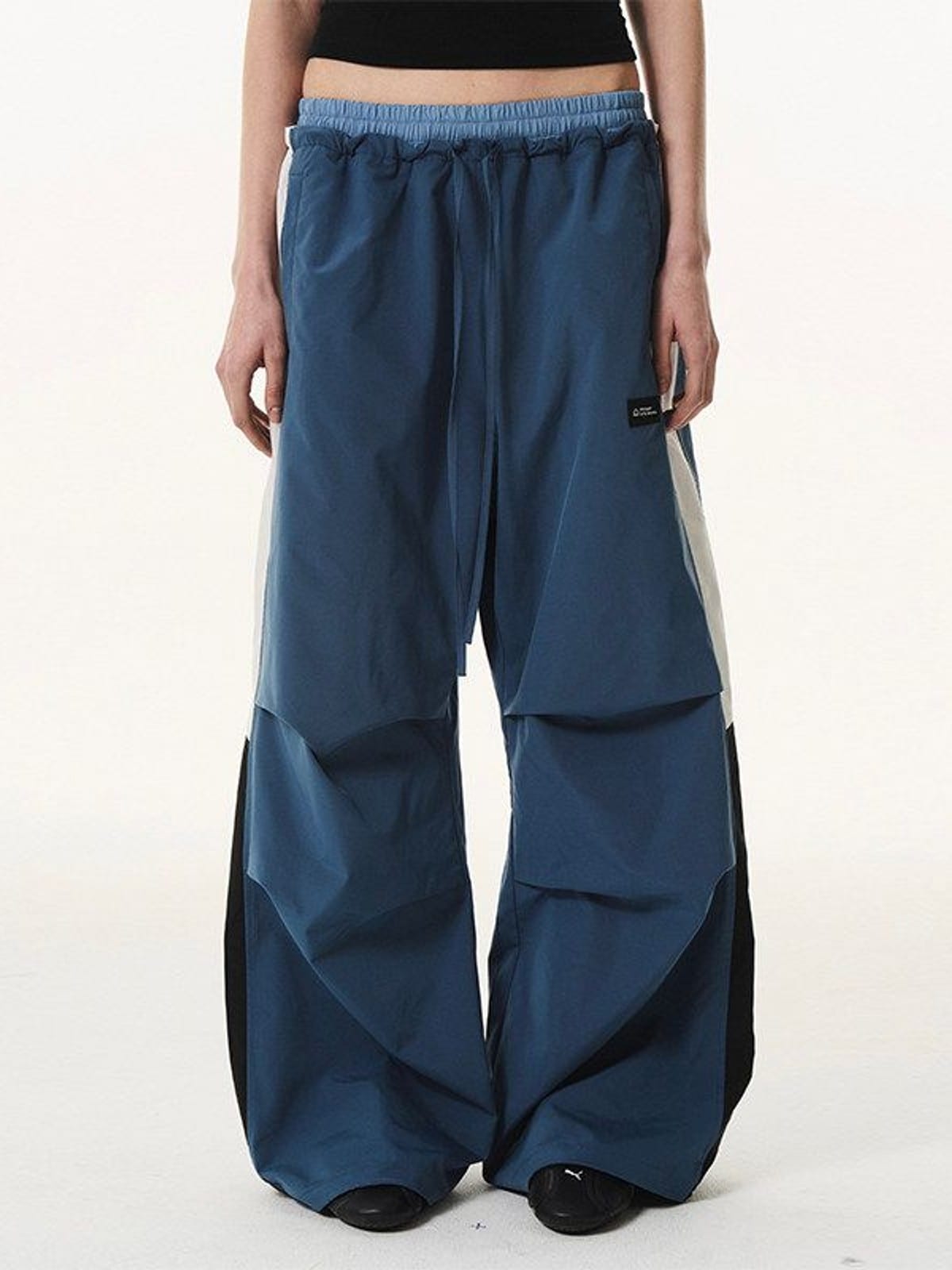 BLINDNOPLAN Contrast Panel Pleated Parachute Pants in Blue - On Model
