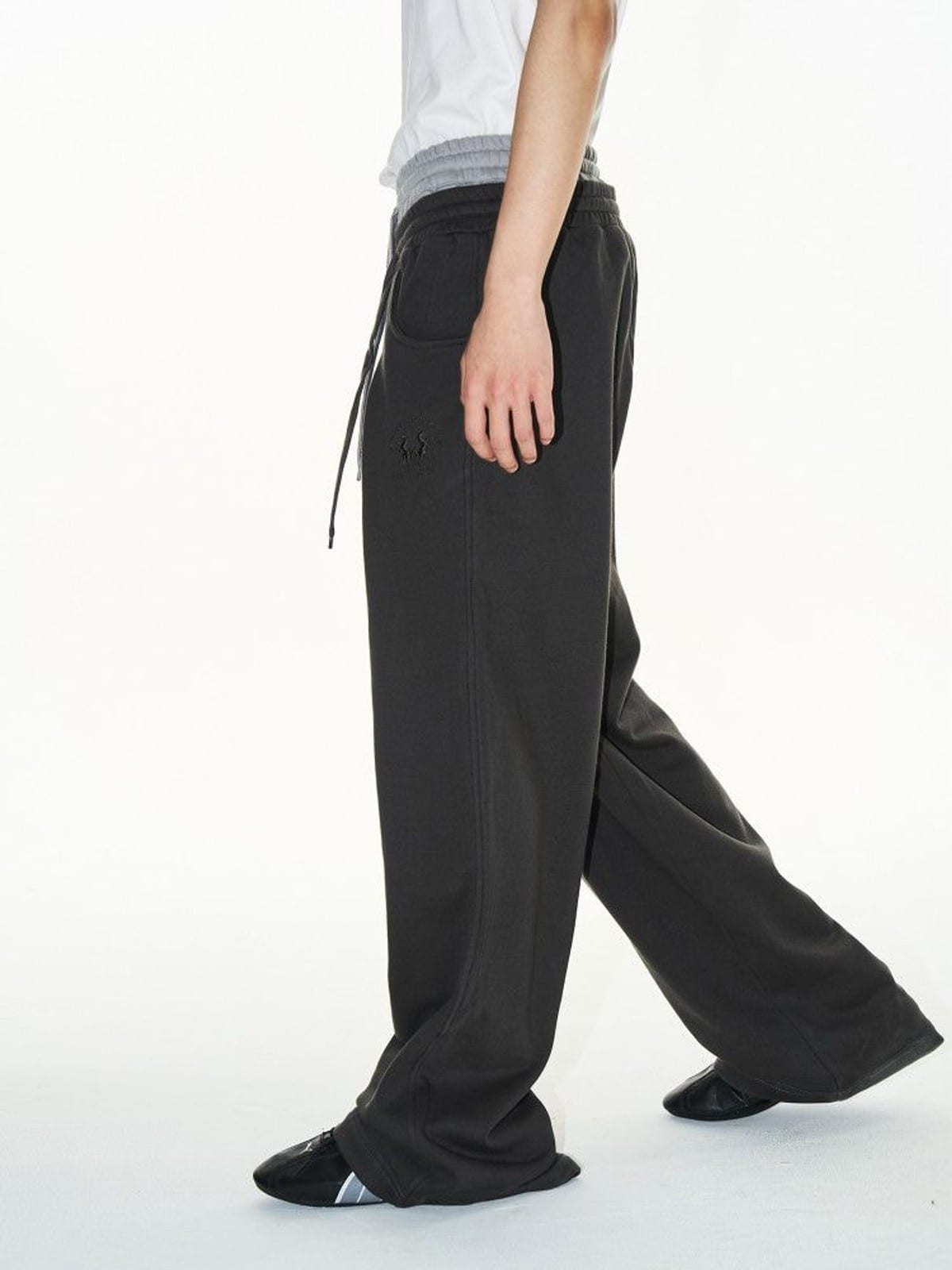 BLINDNOPLAN Double Waistband Pleated Sweatpants in Dark Gray - On Male Model