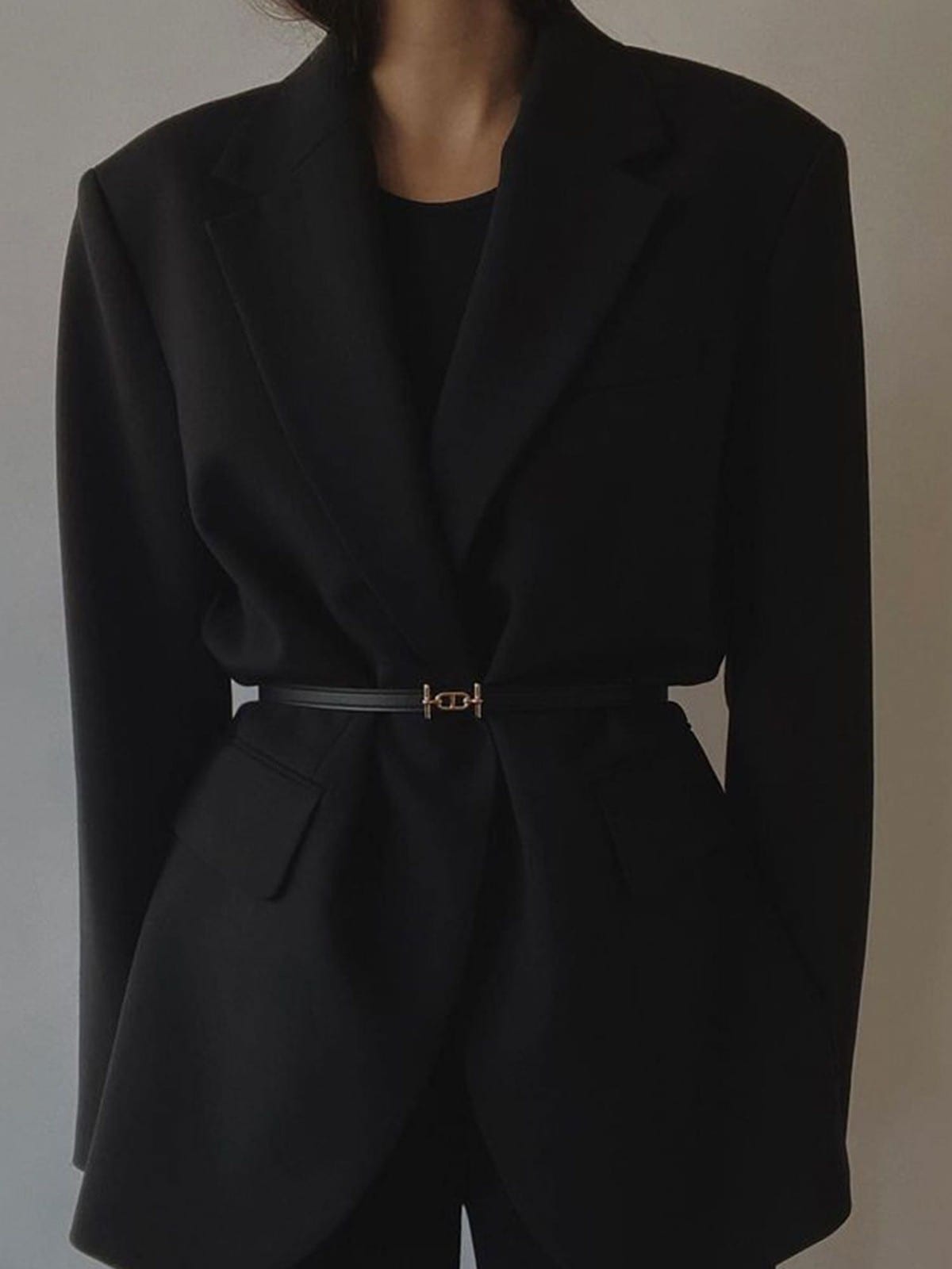 PANLULUPAN Minimalist Top Grain Leather Skinny Belt in Black - On Model