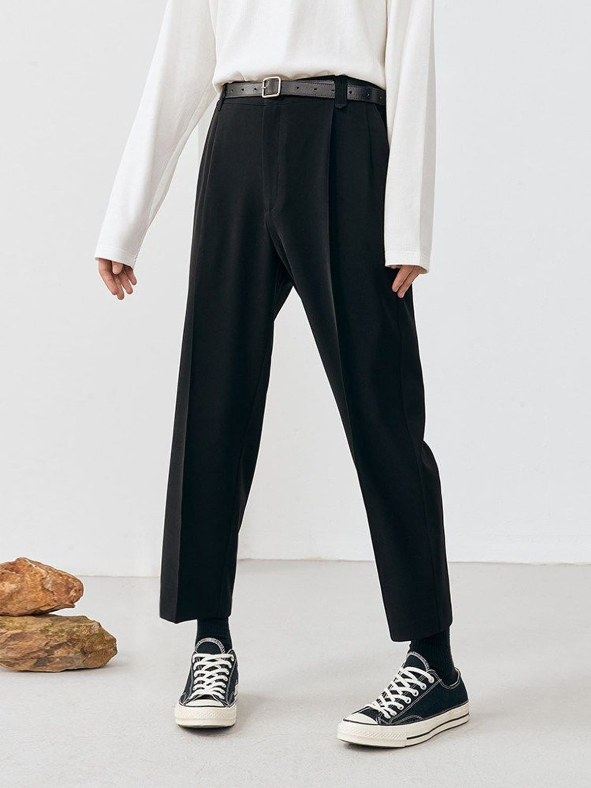 SIMPLE PROJECT Center Seam Cropped Trousers in Black - On Model