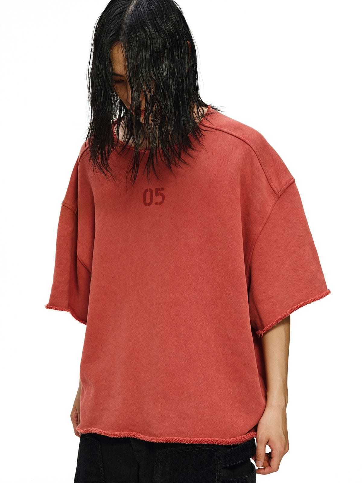 D5ove Heavyweight Boxy Cotton T Shirt in Burgundy - On Model