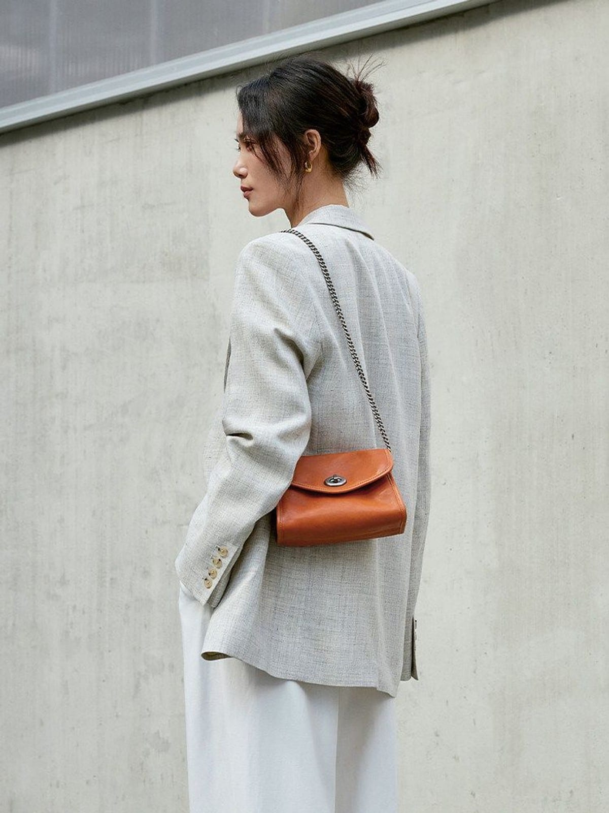 QIUZHEN Vintage Leather Envelope Crossbody in Brown - On Female Model