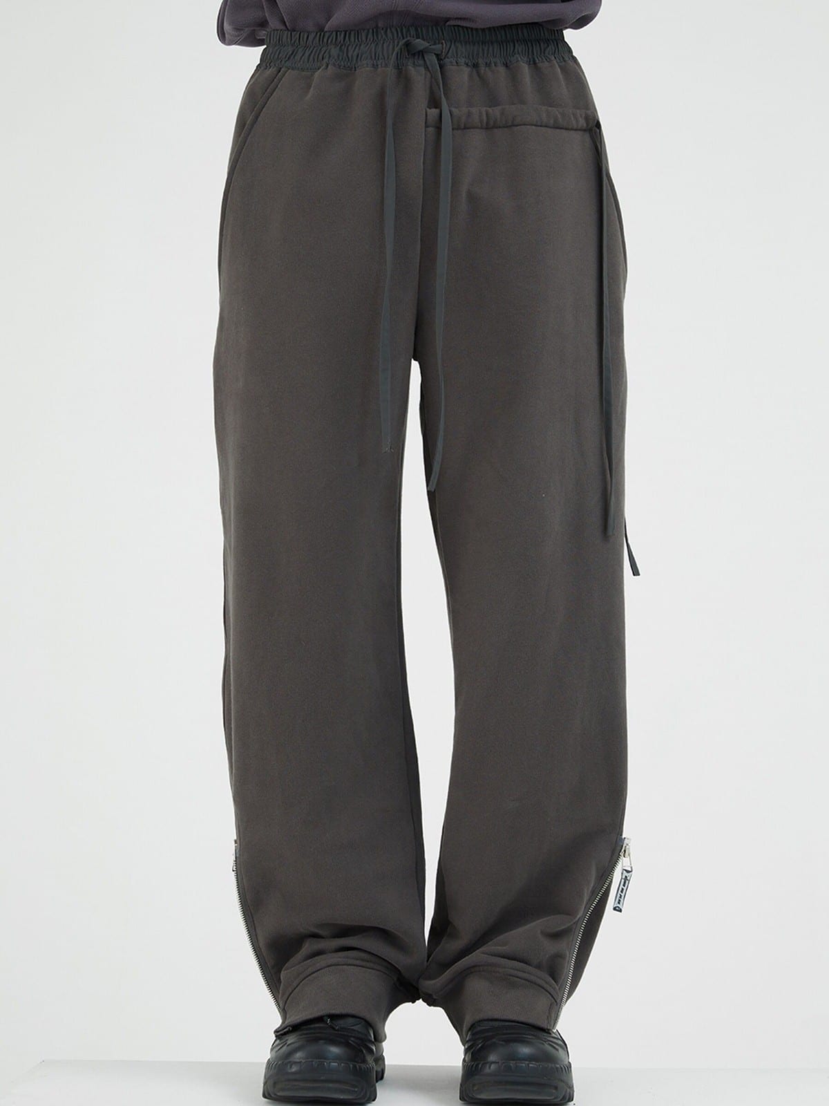 BLINDNOPLAN Adjustable Zip Hem Cotton Sweatpants in Gray - On Model