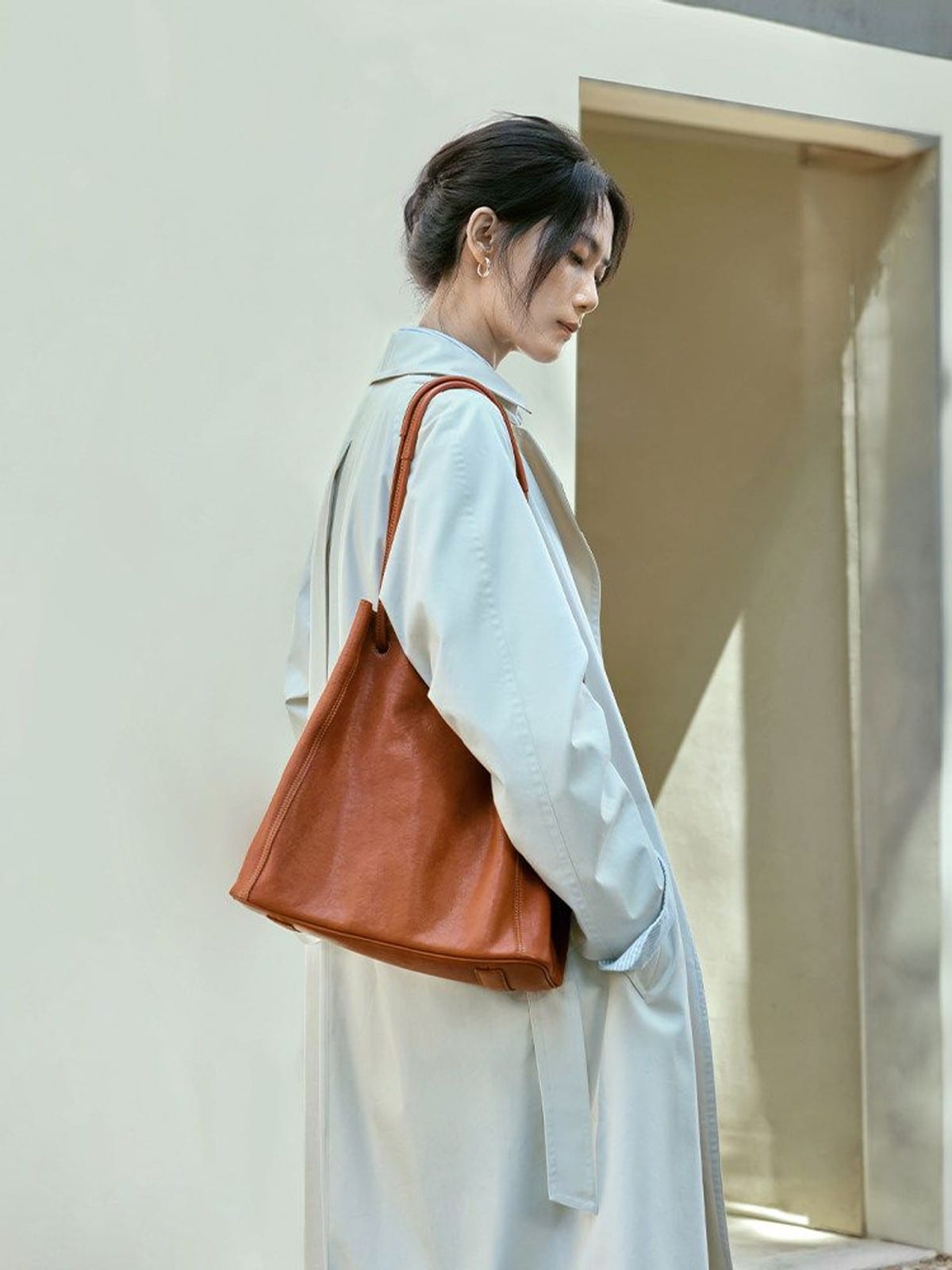 QIUZHEN Vegetable Tanned Leather Bucket Bag in Brown - On Female Model