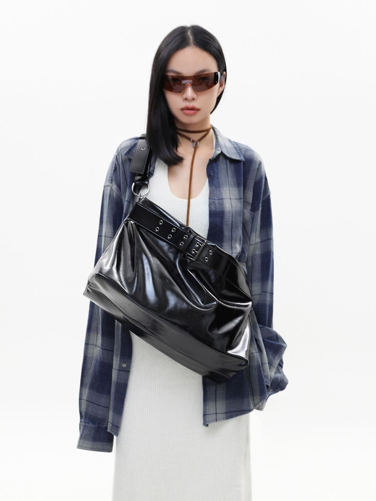 JANDRESS Belted Oiled Wax Leather Shoulder Bag in Black - On Female Model