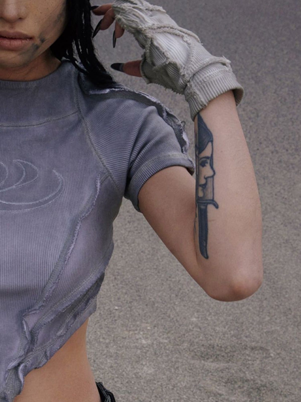 PERSONSOUL Deconstructed V Hem Crop T Shirt in Gray - On Female Model