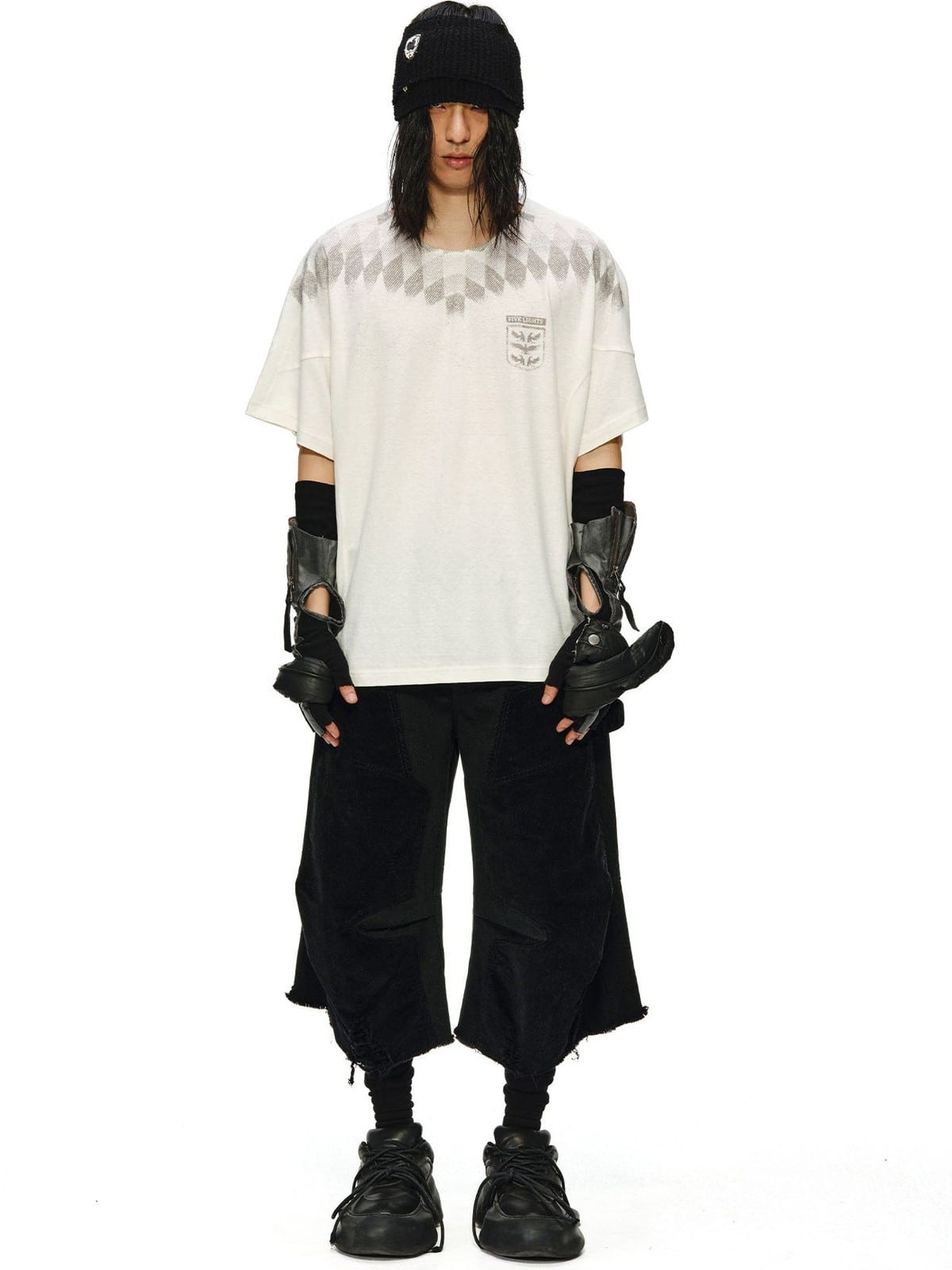 D5ove Vintage Print Cotton Linen T Shirt in White - On Model