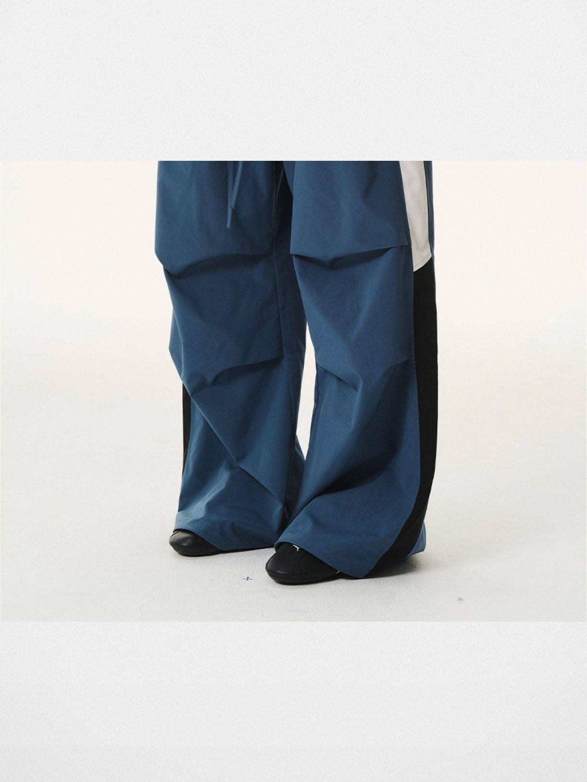 BLINDNOPLAN Contrast Panel Pleated Parachute Pants in Blue - On Model