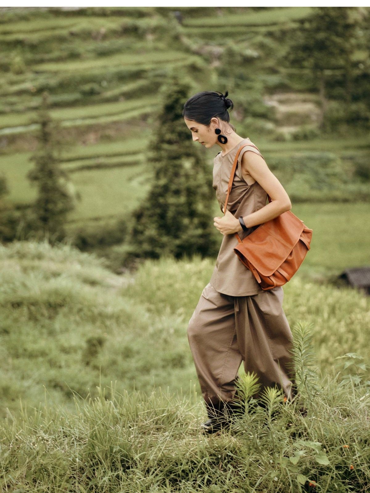 QIUZHEN Vegetable Tanned Leather Messenger Bag in Brown - On Female Model