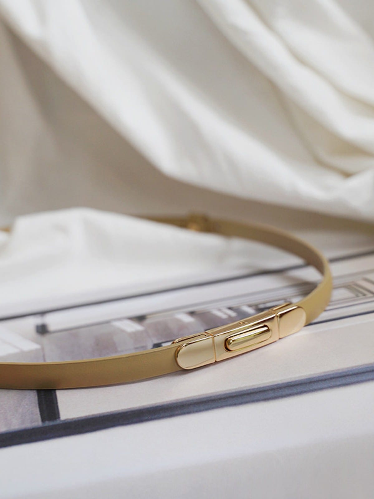 PANLULUPAN Slim Leather Belt with Interlocking Buckle in Beige - Lifestyle