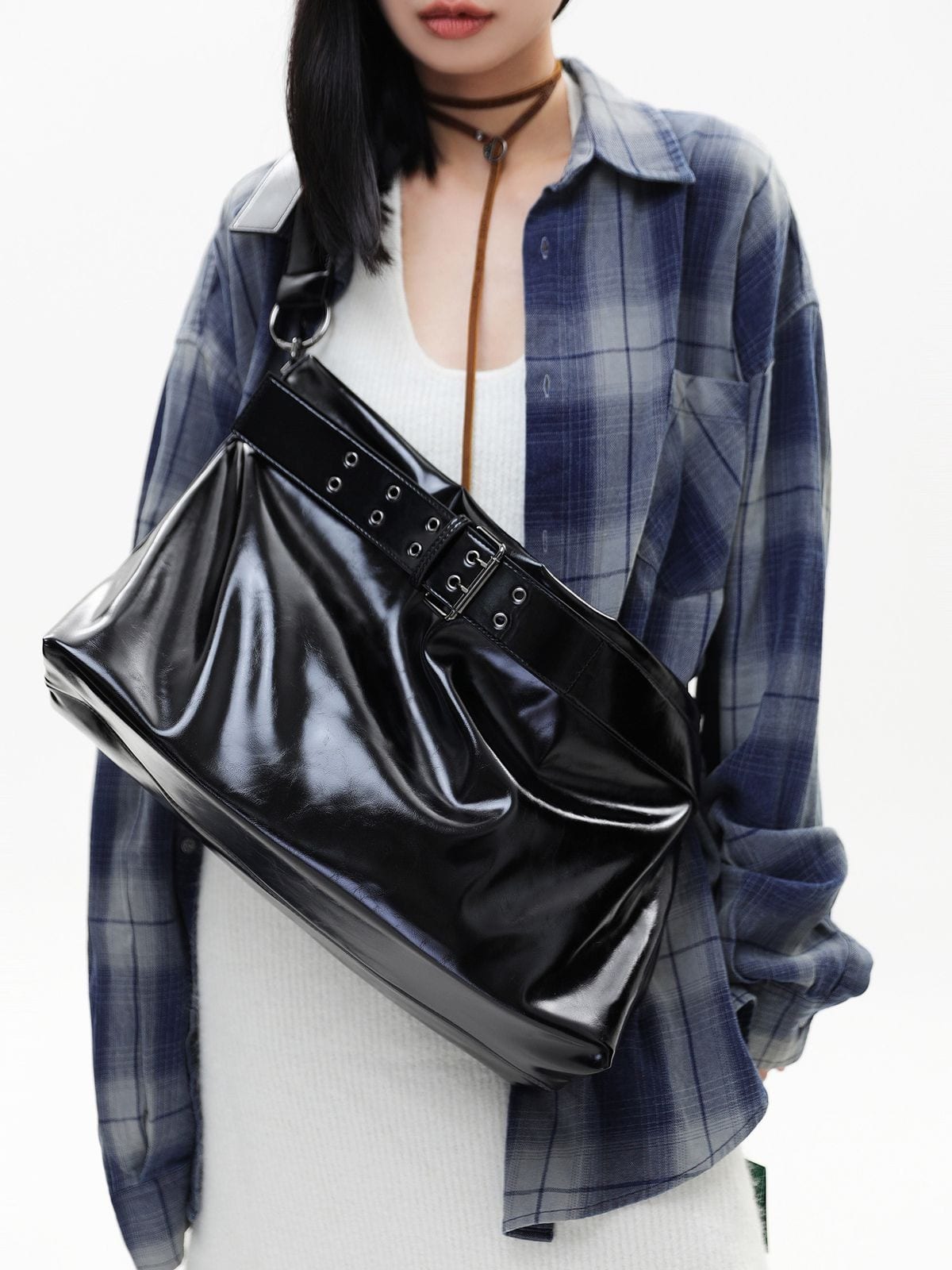 JANDRESS Belted Oiled Wax Leather Shoulder Bag in Black - On Female Model