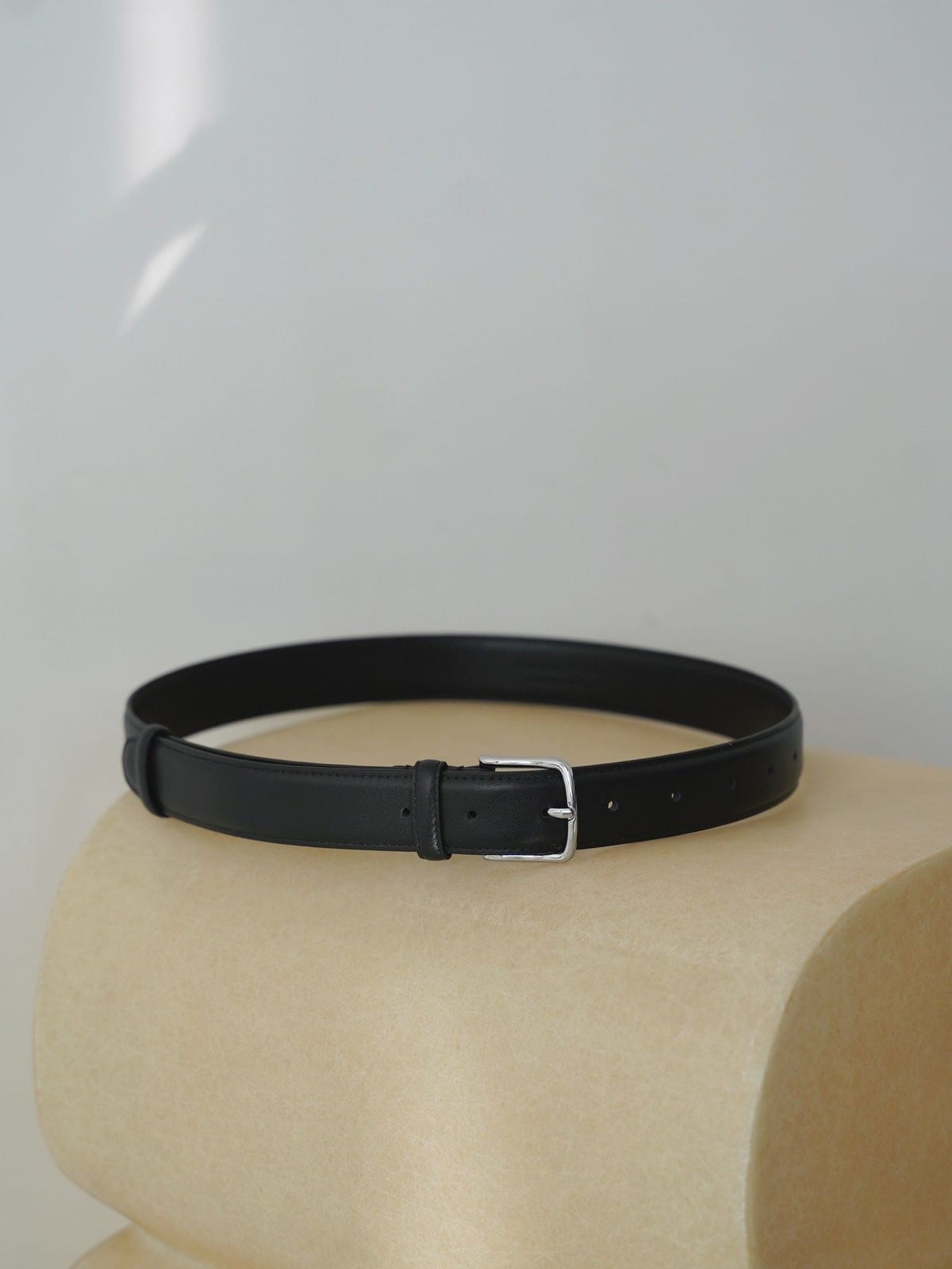 PANLULUPAN Vegetable Tanned Leather Silver Buckle Belt in Black - Lifestyle