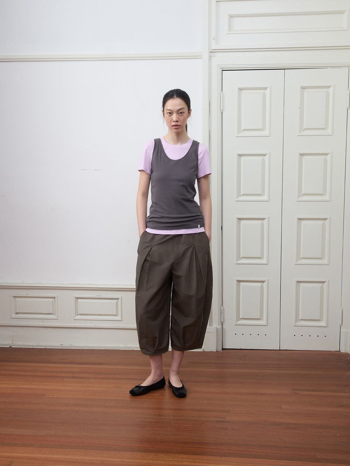 Random Piece Linen Blend Balloon Leg Cropped Pants in Olive - On Female Model