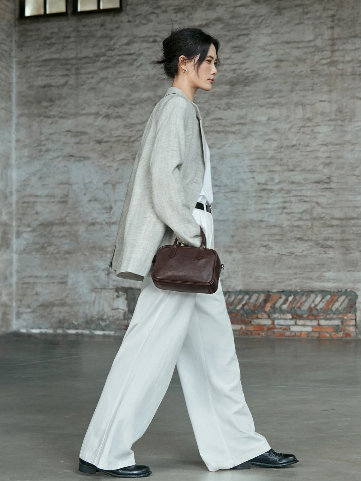 QIUZHEN Vegetable Tanned Leather Bowling Bag in Brown - On Female Model
